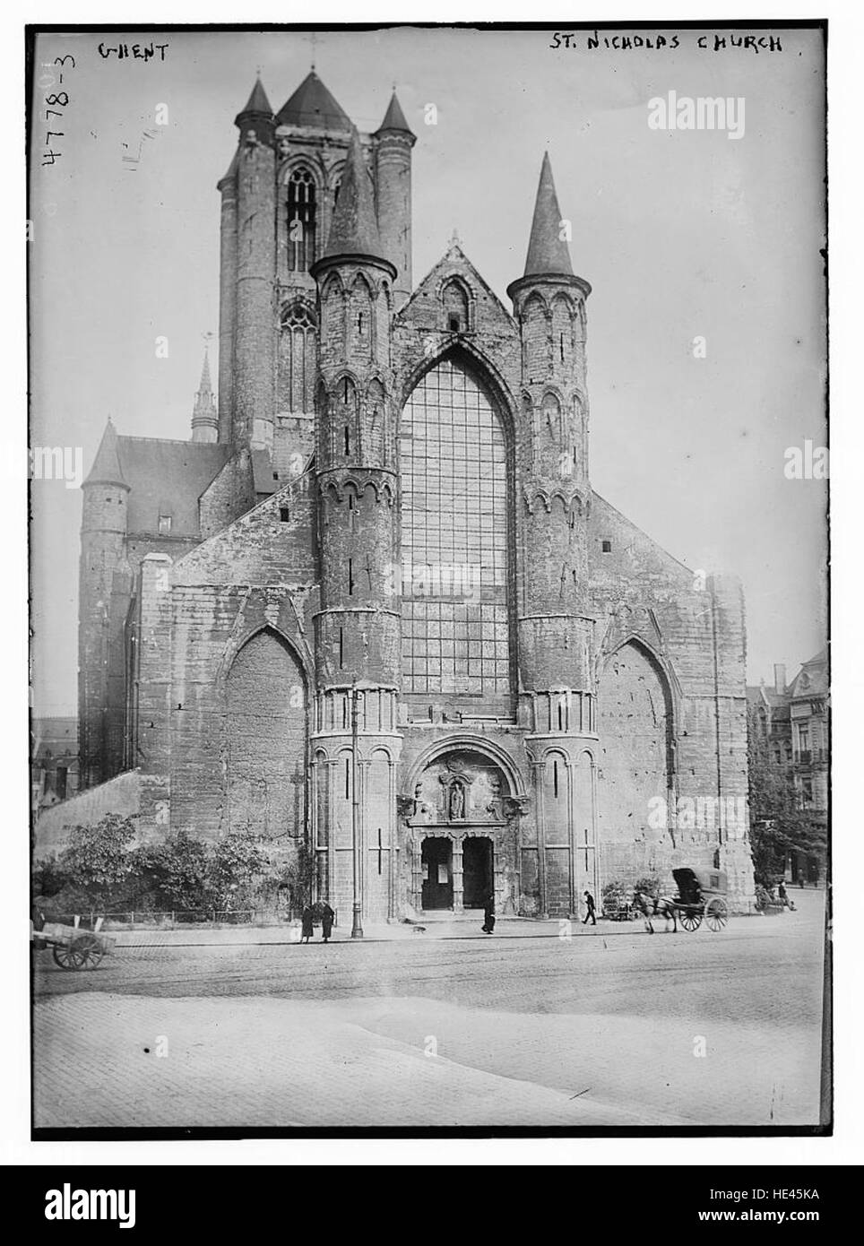Die Nikolaikirche in Gent, Belgien, ist ein bedeutendes historisches Wahrzeichen. Diese gotische Kirche, die im 13. Jahrhundert erbaut wurde, steht mit ihrem komplizierten Design, den Spitzbögen und den hohen Türmen als Zeugnis der mittelalterlichen Architektur. Stockfoto