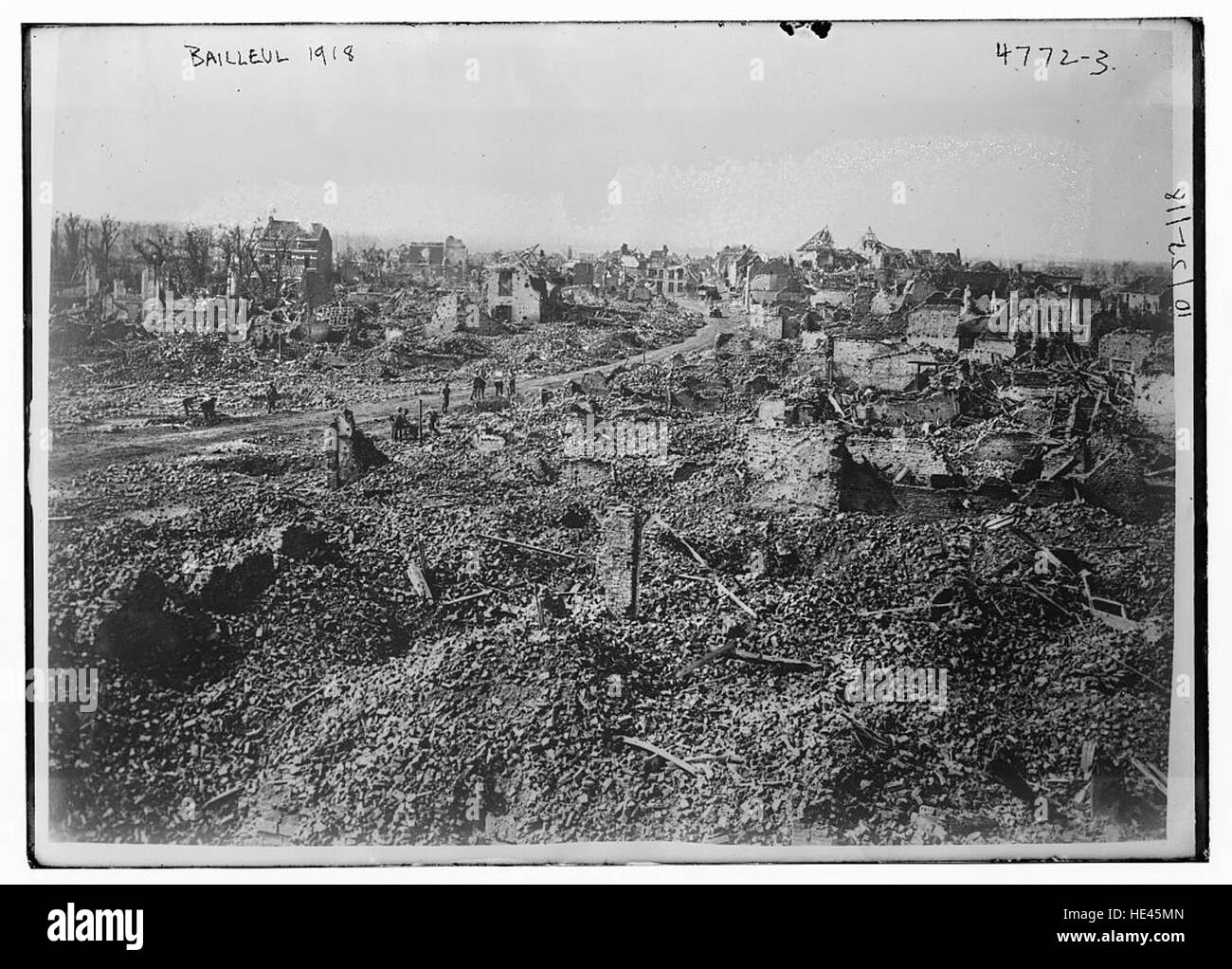Dieses Bild von Bailleul, Frankreich, aus dem Jahr 1918 zeigt eine historische Szene in den letzten Jahren des Ersten Weltkriegs. Die Stadt spielte eine wichtige Rolle im Konflikt und war stark von militärischen Aktivitäten betroffen. Das Bild zeigt eine vergangene Ära und die Widerstandsfähigkeit einer Gemeinschaft während des Krieges. Stockfoto