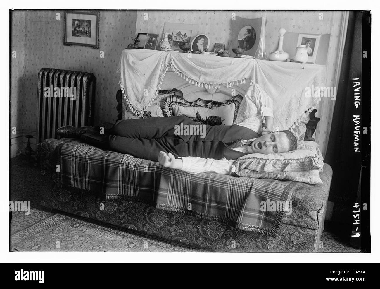 Dieses Foto von Irving Kaufman fängt einen Moment aus der Geschichte ein, bietet einen Einblick in die Vergangenheit und zeigt das Wesen vergangener Zeiten. Stockfoto