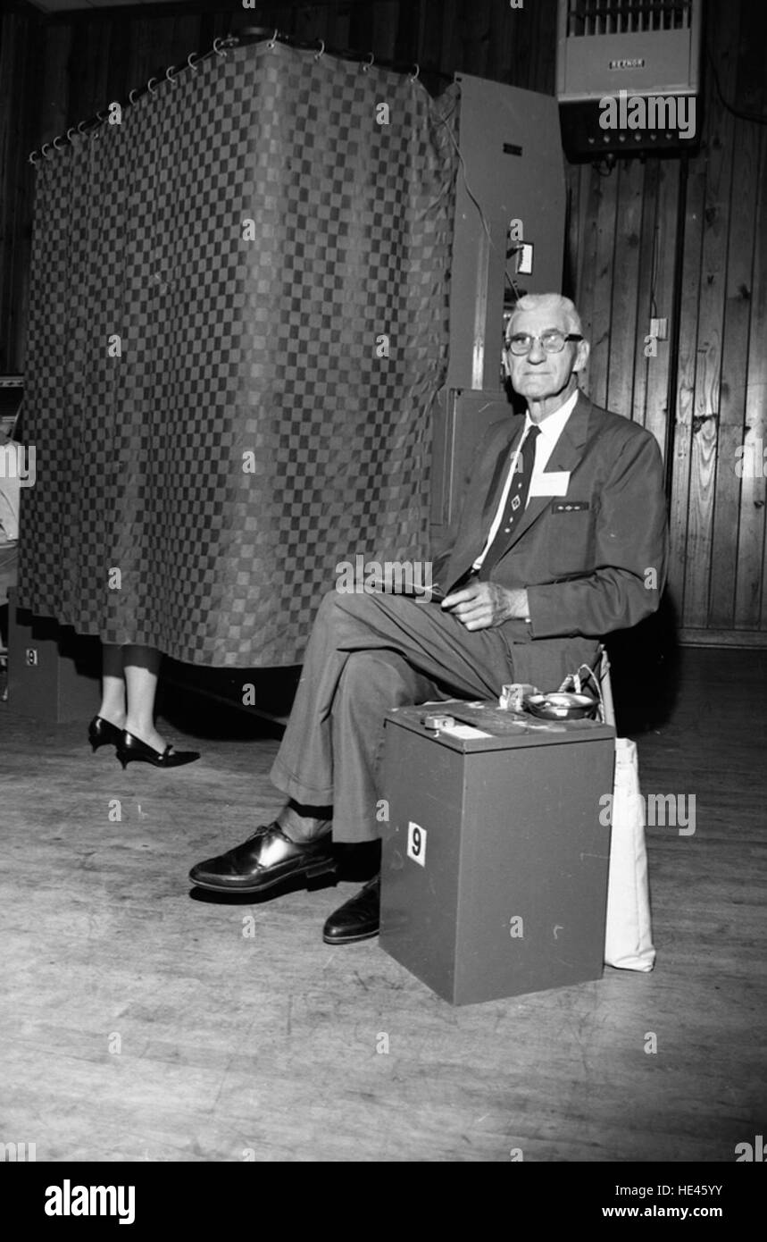 Dieses Bild zeigt NG Pryor, einen Wahlbeamten an der Wahlstelle der American Legion, der den Wahlprozess überwacht. Er spiegelt die Rolle der lokalen Gemeindevertreter bei der Wahrung der Integrität der Wahlen wider und zeigt das Engagement für die Bürgerpflicht während einer Wahl. Stockfoto