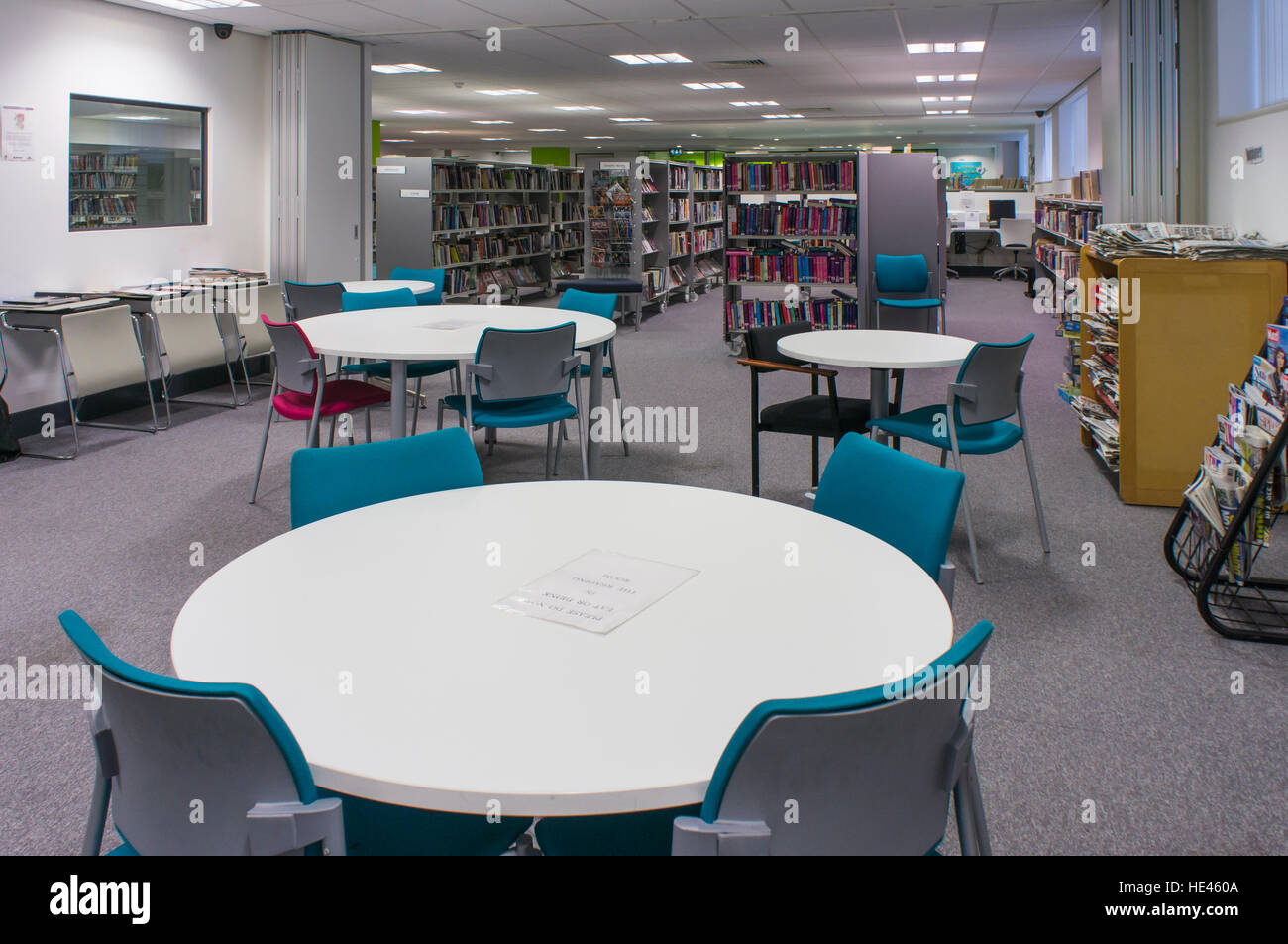 Einrichtung einer Bibliothek, West Yorkshire, England - Bücherregale mit Reihen von Bücher und Tische und Stühle in einem Untersuchungsgebiet. Stockfoto