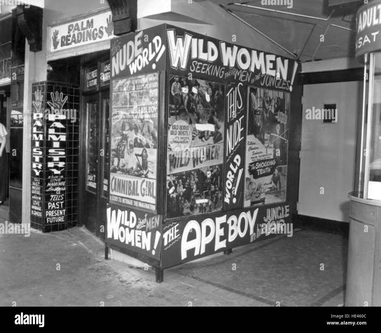 Diese Vintage-Fotografie zeigt Werbung für Kinos in Jacksonville und bietet einen Schnappschuss der Kinokultur und historischen Unterhaltungspraktiken aus der Mitte des 20. Jahrhunderts. Stockfoto