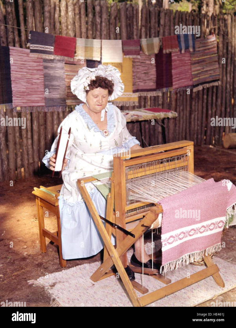Eueline Jordan demonstriert traditionelle Webtechniken auf einem Webstuhl während des Florida Folk Festivals. Das Bild fängt einen Moment in der Geschichte des Festivals ein und zeigt die Handwerkskunst und kulturelle Bedeutung der Volkskunst in Florida. Stockfoto