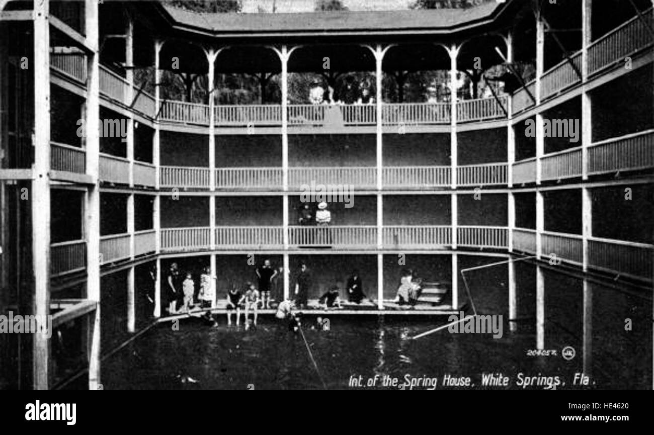 Das Innere des Spring House in White Springs ist hier dargestellt und zeigt einen traditionellen architektonischen Stil. Dieses historische Bild bietet einen Einblick in das Design und die Funktion von Gebäuden aus der Vergangenheit und unterstreicht die Nutzung von natürlichem Quellwasser. Stockfoto