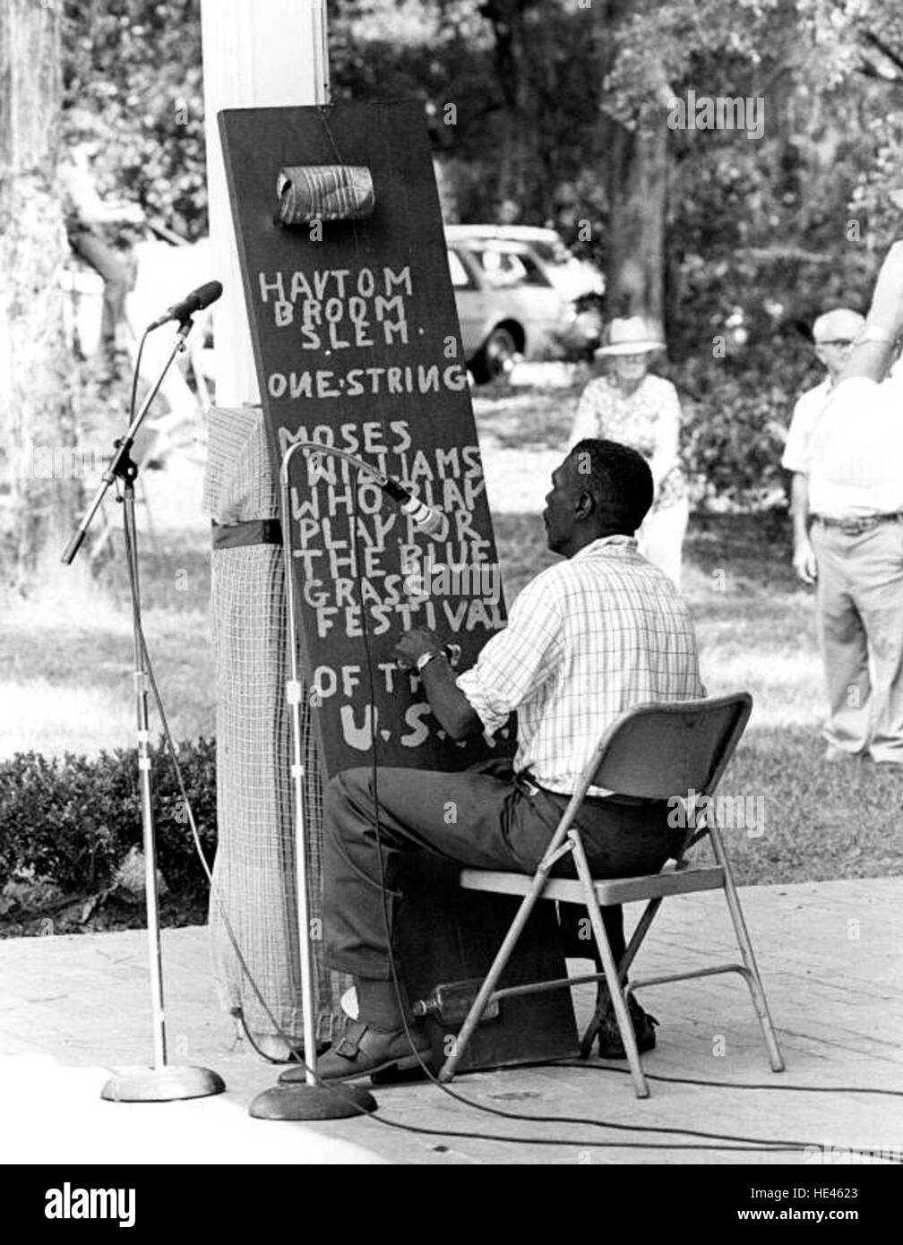 Moses Williams, ein traditioneller Musiker, wird beim Folk Festival 1980 gezeigt, wie er den Diddley Bow, ein afroamerikanisches einsaitendes Instrument, spielt. Dieses Bild fängt einen Moment der Kulturgeschichte ein und betont die Bewahrung von Volksmusik und Instrumenten im afroamerikanischen Erbe. Stockfoto