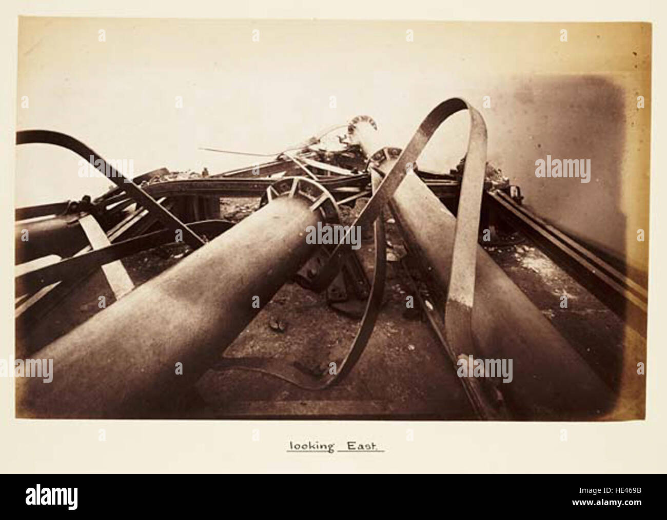 Dieses historische Bild zeigt Pier Nr. 8, der nach Osten blickt und die vergangene Ära der maritimen Aktivität erfasst. Das Foto hebt die historische Bedeutung des Piers hervor, der einst ein wichtiger Drehkreuz für Schifffahrt und Handel war. Stockfoto