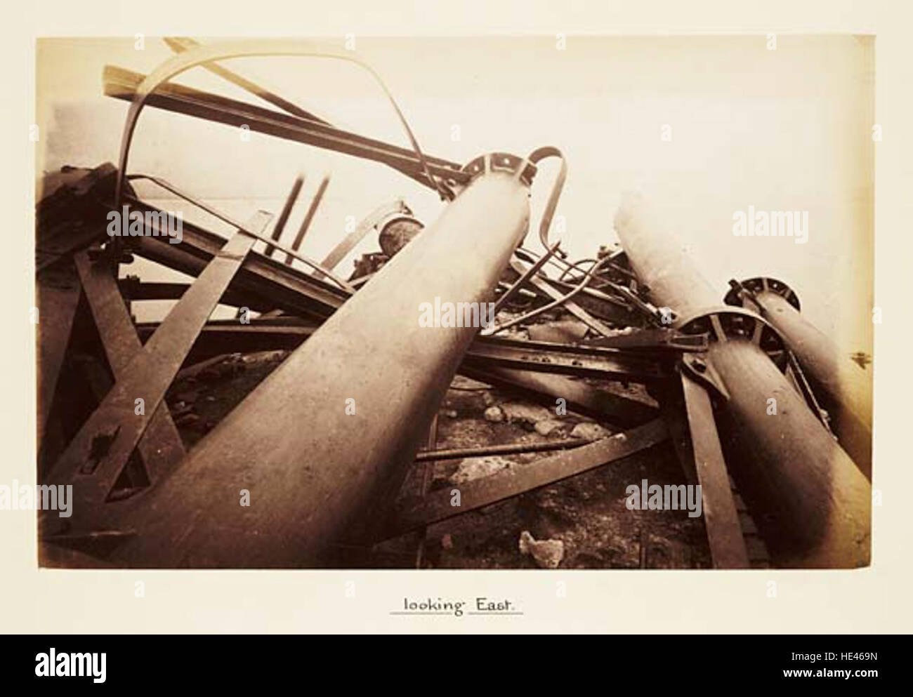 Ein historisches Bild von Pier Nr. 11, das nach Osten blickt und die geschäftige maritime Aktivität der Vergangenheit feststellt. Das Foto zeigt die Rolle des Piers in der Schifffahrt und im Handel in einer vergangenen Zeit. Stockfoto