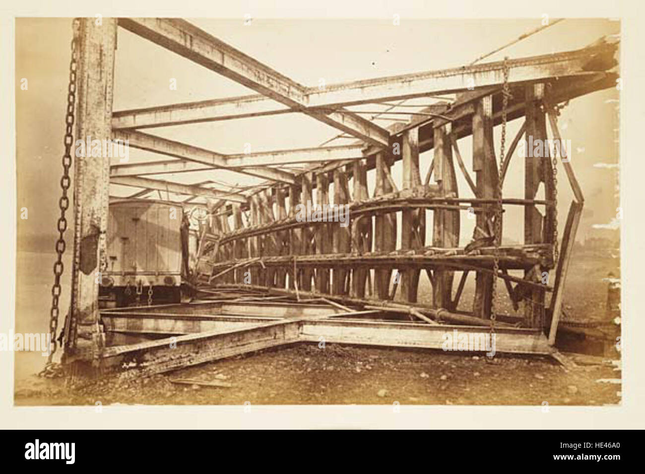 Ein historisches Foto, das einen Abschnitt von heruntergefallenen Trägern zeigt, möglicherweise von einem eingestürzten Gebäude oder einer Baustelle. Das Bild bietet einen Einblick in die Industriegeschichte und die technischen Herausforderungen der damaligen Zeit. Stockfoto Ein historisches Foto, das einen Abschnitt von heruntergefallenen Trägern zeigt, möglicherweise von einem eingestürzten Gebäude oder einer Baustelle. Das Bild bietet einen Einblick in die Industriegeschichte und die technischen Herausforderungen der damaligen Zeit. Stockfoto