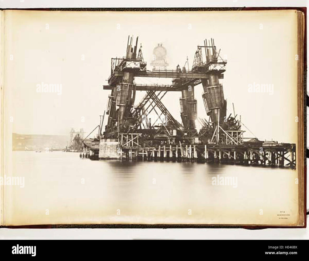 Der Bau der Forth Bridge in Queensferry, Schottland, ist eine legendäre Ingenieurleistung. Das Foto zeigt den Aufbau und den innovativen Einsatz von Hebebühnen während des Bauprozesses. Stockfoto