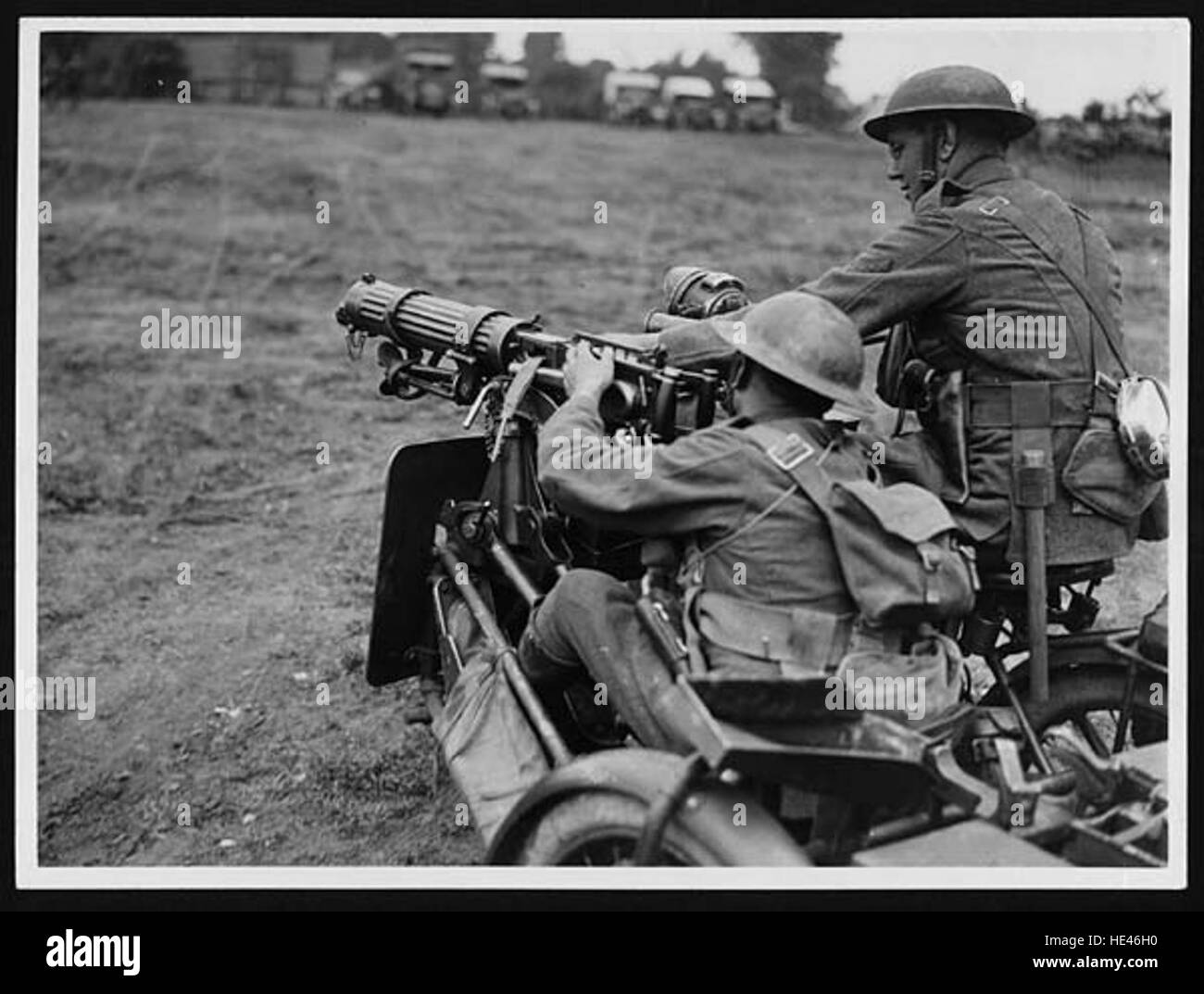 Ein historisches Foto eines Motormaschinenschützen in Frankreich während des Ersten Weltkriegs, der den Munitionsgürtel für ein Maschinengewehr repariert. Das Bild zeigt die technischen und taktischen Aspekte der Kriegsführung. Soldaten arbeiten daran, ihre Ausrüstung für den Kampf bereit zu stellen. Stockfoto
