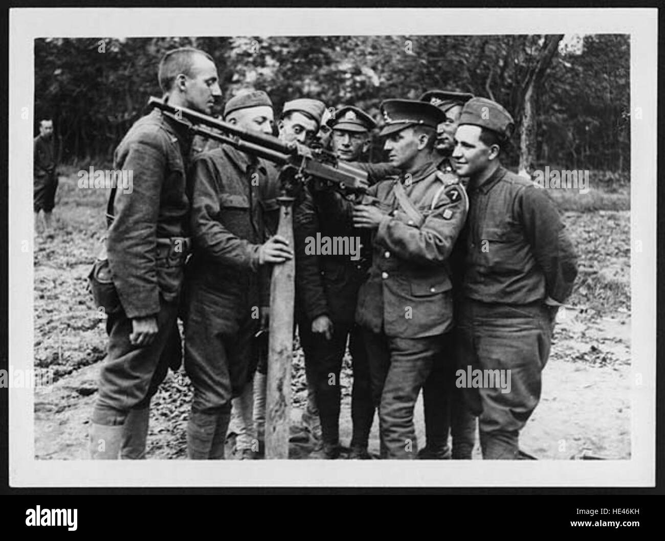Das Bild zeigt einen britischen Maschinenschützen, der die Operation seiner Waffe erklärt und einen wichtigen Moment der Militärgeschichte festnimmt. Es spiegelt die Techniken und Technologien wider, die im 20. Jahrhundert in der Kriegsführung eingesetzt wurden. Stockfoto