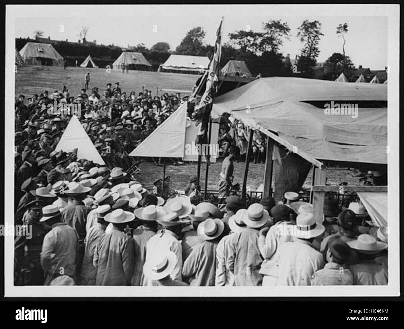 Dieses historische Bild zeigt chinesische Entertainer, die während eines unbenannten Konflikts hinter den Linien für britische Truppen auftreten und interkulturelle Interaktionen während des Krieges widerspiegeln. Stockfoto