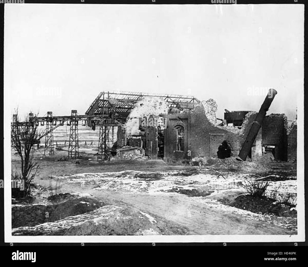 Ein Bild, das die Ruinen einer Zuckerraffinerie zeigt, zeigt die Überreste einer heute vergangenen industriellen Ära, ein Blick in die Vergangenheit der Zuckerproduktion. Stockfoto