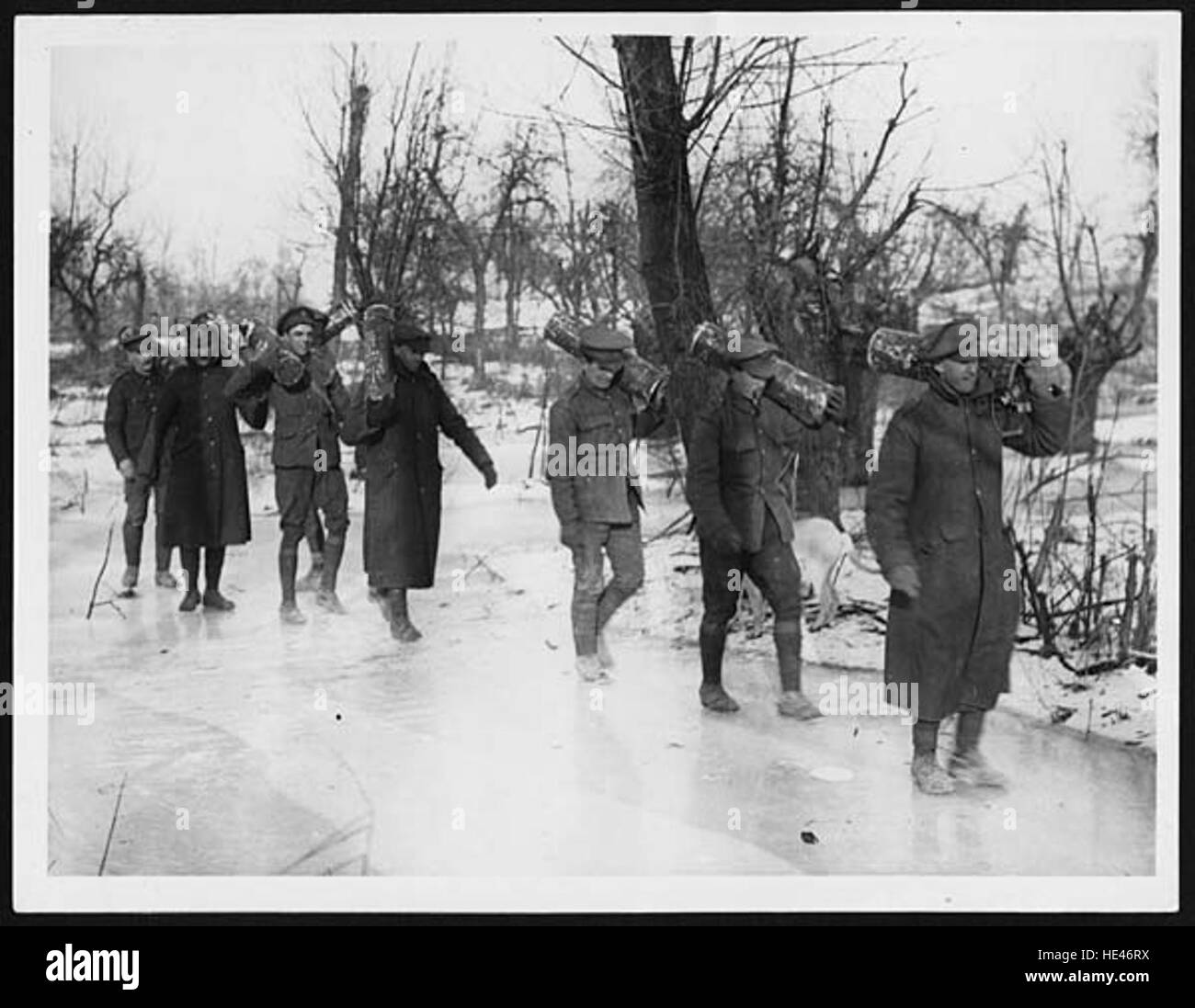 "Gunners" Anklageerhebung bis ihre Waffen über das Eis Stockfoto