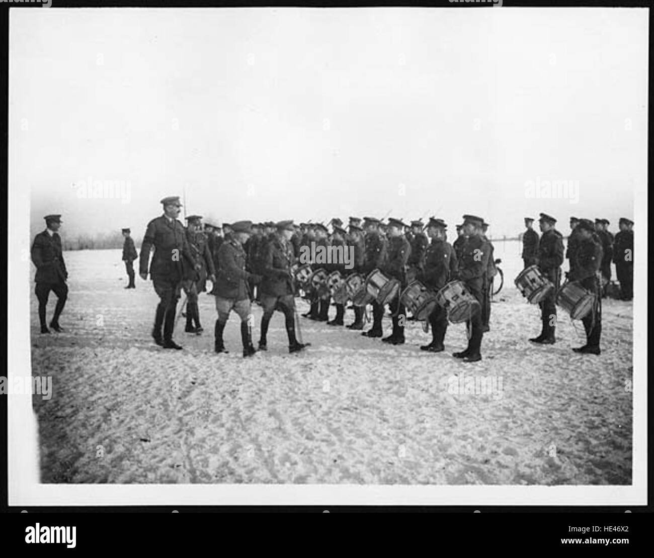 Dieses historische Bild zeigt den Prinzen von Wales, der eine Militärbande eines Regiments inspiziert. Es bietet einen Einblick in die königlichen Pflichten und die zeremonielle Rolle des Prinzen in einer vergangenen Ära und zeigt militärische Traditionen und königliche Beteiligung. Stockfoto