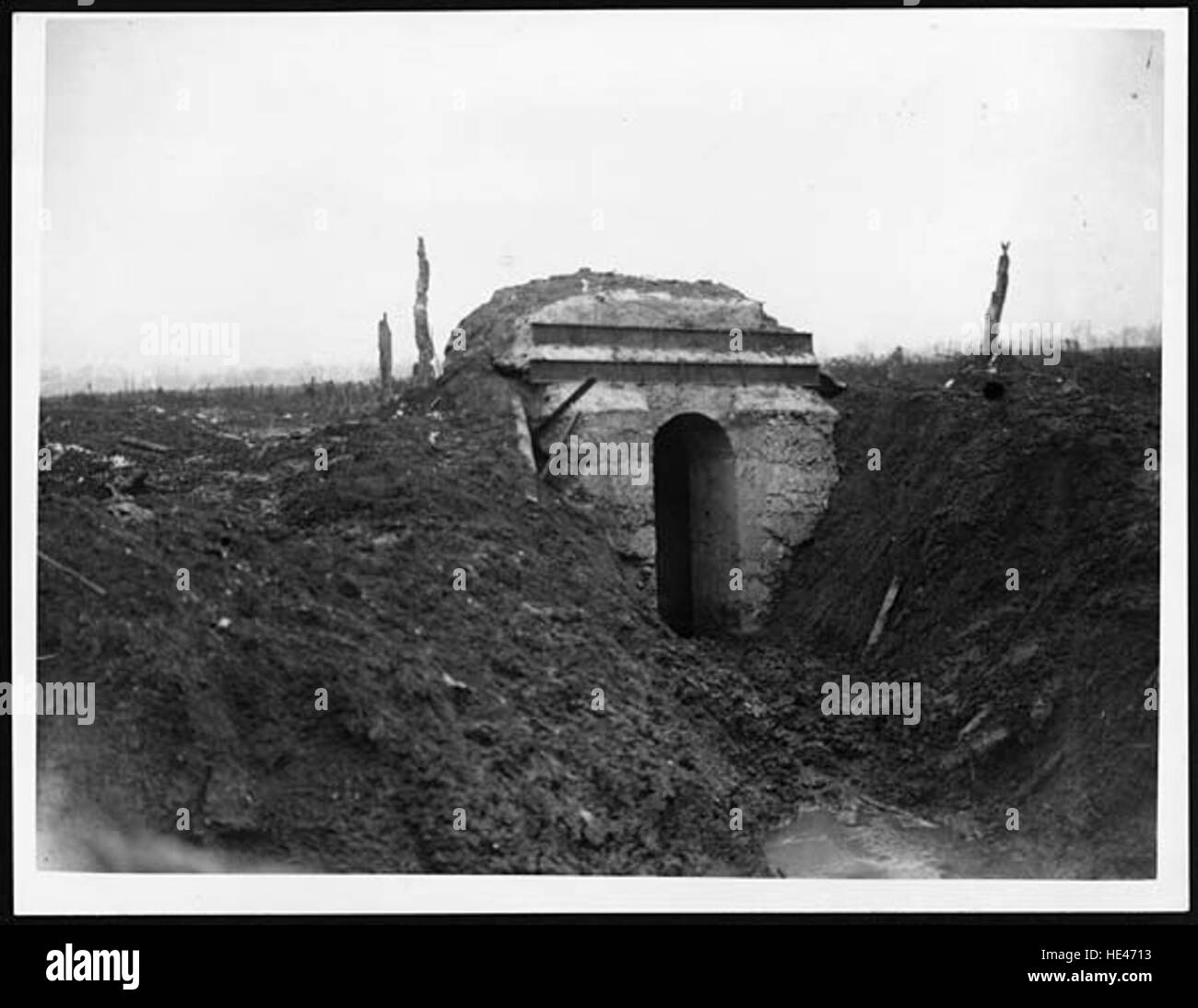 Die Überreste eines deutschen Grabens in Gommecourt bieten einen Einblick in die Realitäten des Ersten Weltkriegs. Diese erhaltenen Überreste dienen als machtvolle Erinnerung an die historische Wirkung des Krieges und die täglichen Bedingungen, denen Soldaten in der Schlacht ausgesetzt sind. Stockfoto
