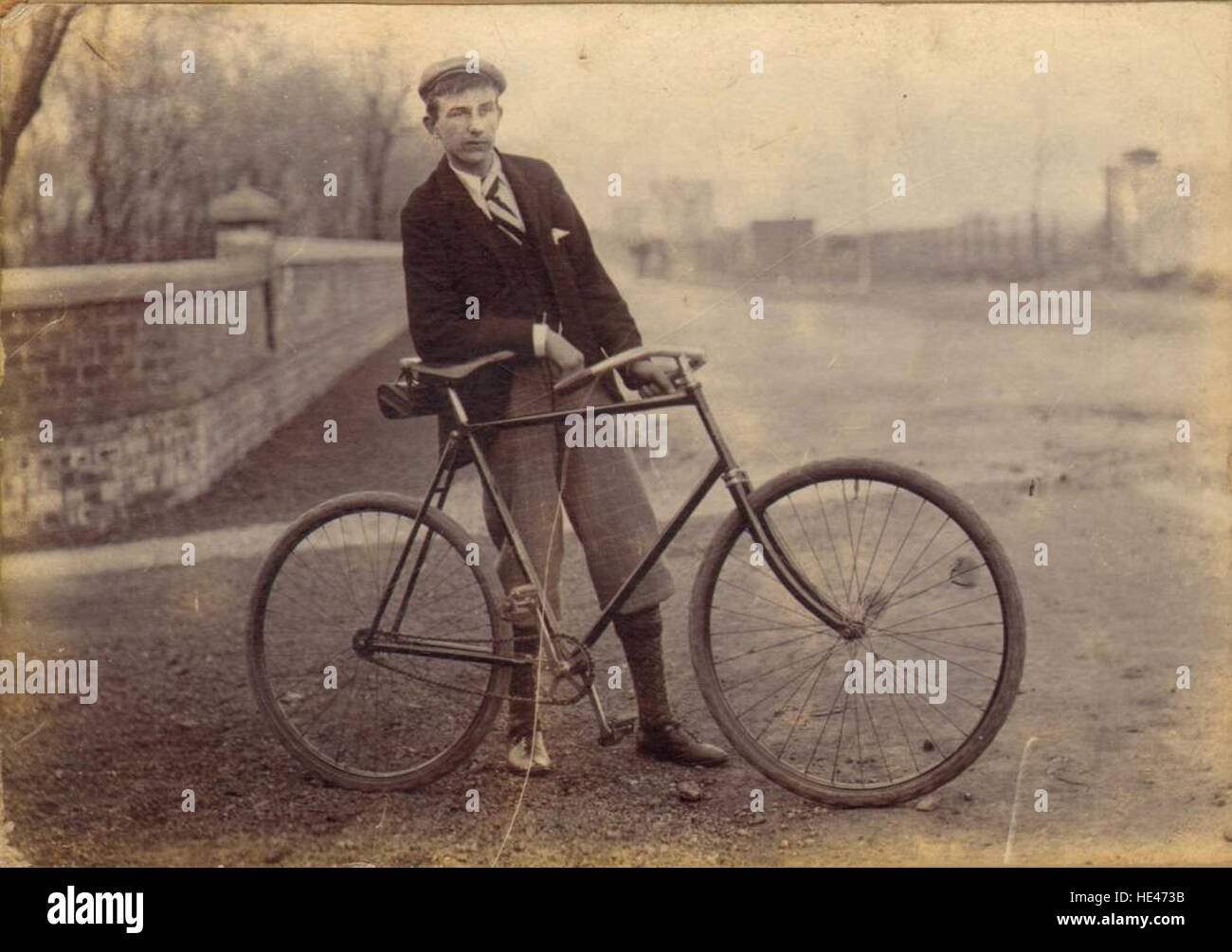 Dieses historische Foto zeigt Mr. RJ Tate aus den frühen 1900er Jahren in Hartlepool, als er in zeitgemäßer Kleidung radelte, darunter eine Mütze, kurze Hosen und Socken. Das Bild gibt Einblicke in die Radkultur und den Sport in England des frühen 20. Jahrhunderts. Stockfoto