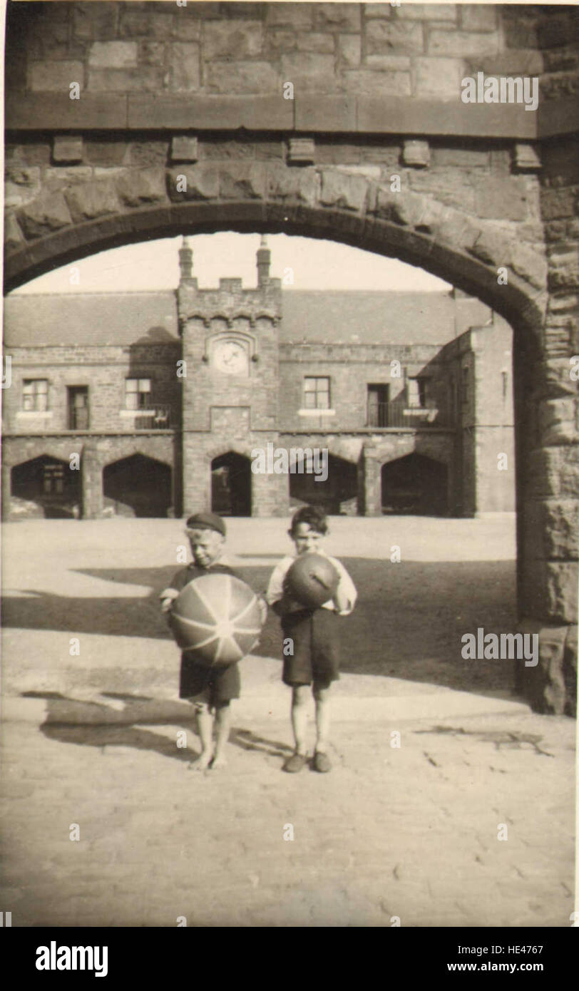 Dieses historische Foto zeigt die Kaserne in West Hartlepool und hält einen Moment aus der Vergangenheit der Stadt fest. Sie spiegelt das militärische und architektonische Erbe der Region wider, wobei die Rolle der Region bei historischen Ereignissen betont wird. Stockfoto
