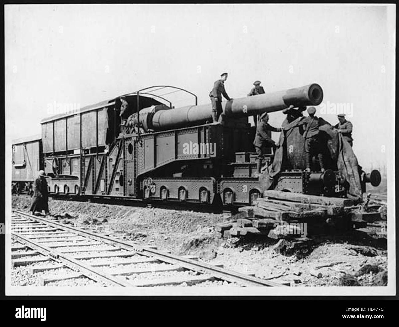 Dieses historische Foto zeigt eine große Artillerie-Kanone unmittelbar nach dem Abfeuern. Sie wird im Rahmen militärischer Operationen vertuscht. Das Bild bietet eine Momentaufnahme der vergangenen Militärgeschichte und der Vorbereitungen für den Einsatz von Artillerie während des Kampfes. Stockfoto