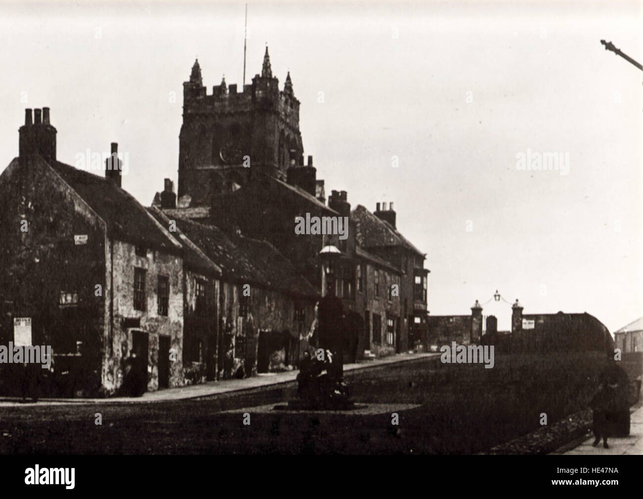 Dieses historische Bild der St. Hilda-Kirche und der nahe gelegenen Wasserpumpe in Hartlepool spiegelt das ländliche Erbe und das Gemeindeleben der Gegend wider, das bis ins 19. Jahrhundert zurückreicht. Stockfoto