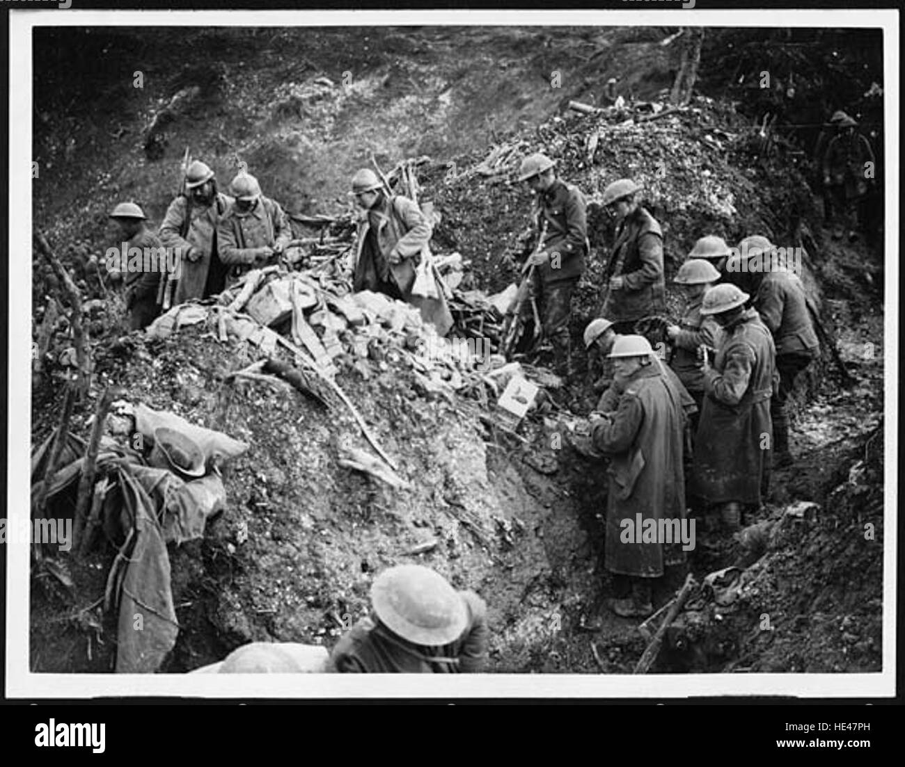 Dieses historische Bild zeigt die Nachwirkungen der Schlacht bei St. Pierre Divion und zeigt Soldaten, die deutsche Gräben säubern. Er hebt die Nachwirkungen des Ersten Weltkriegs und die Bemühungen um die Wiederherstellung von Ordnung und Stabilität in der Region hervor. Stockfoto