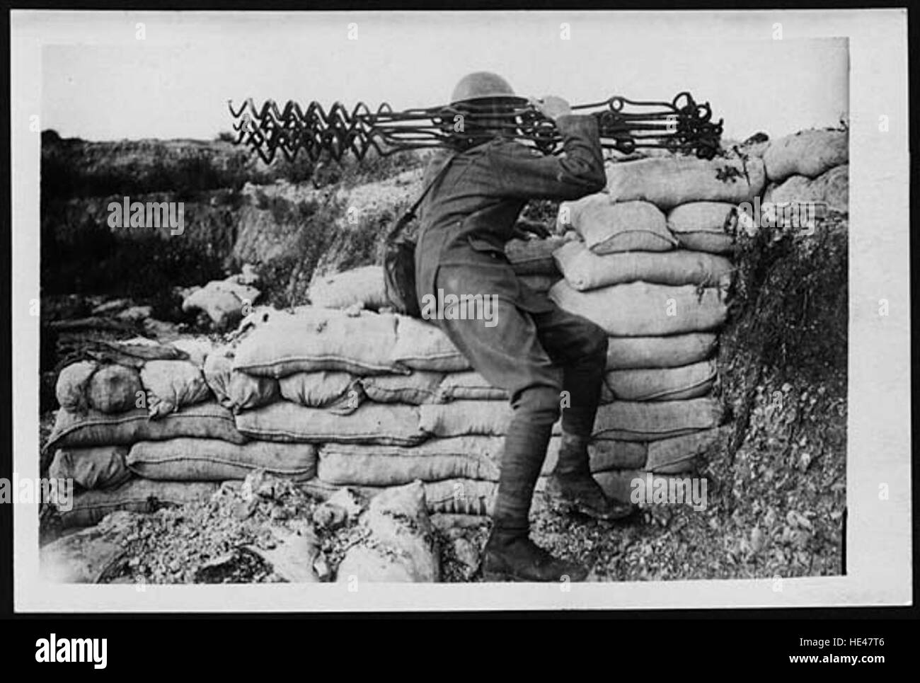 Dieses Stück fängt den Moment einer Figur ein, die den Atem zieht, und symbolisiert die Spannung und Fragilität des Lebens. Es stellt eine historische oder dramatische Szene dar und betont die menschliche Erfahrung von Pause und Reflexion in Momenten des Stresses oder signifikanter Veränderung. Stockfoto