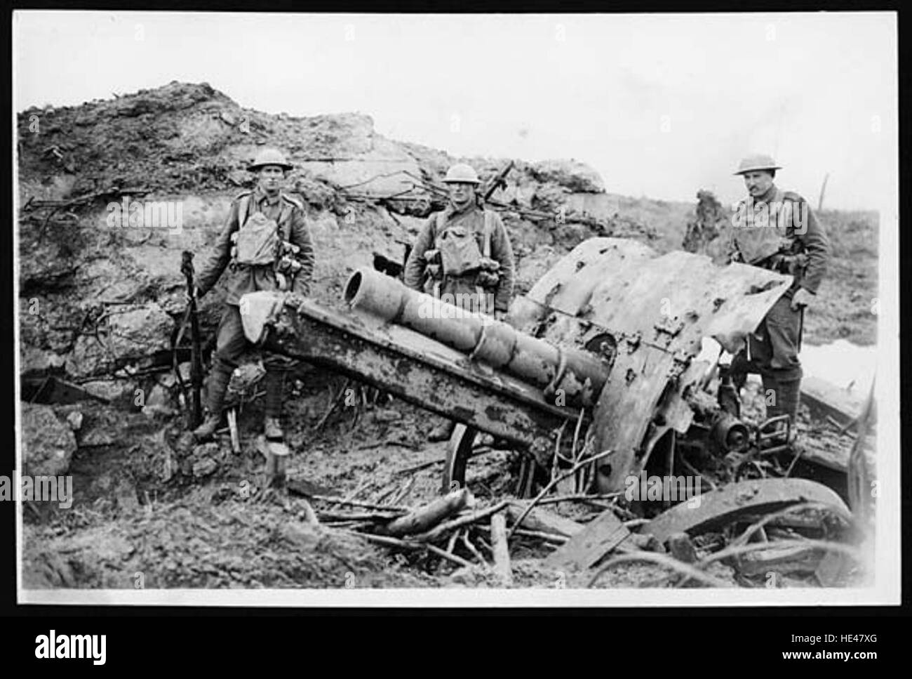 Ein historisches Bild der Coldstream Guards, zusammen mit einem neu gefangenen deutschen Soldaten aus der Zeit des Zweiten Weltkriegs. Stockfoto