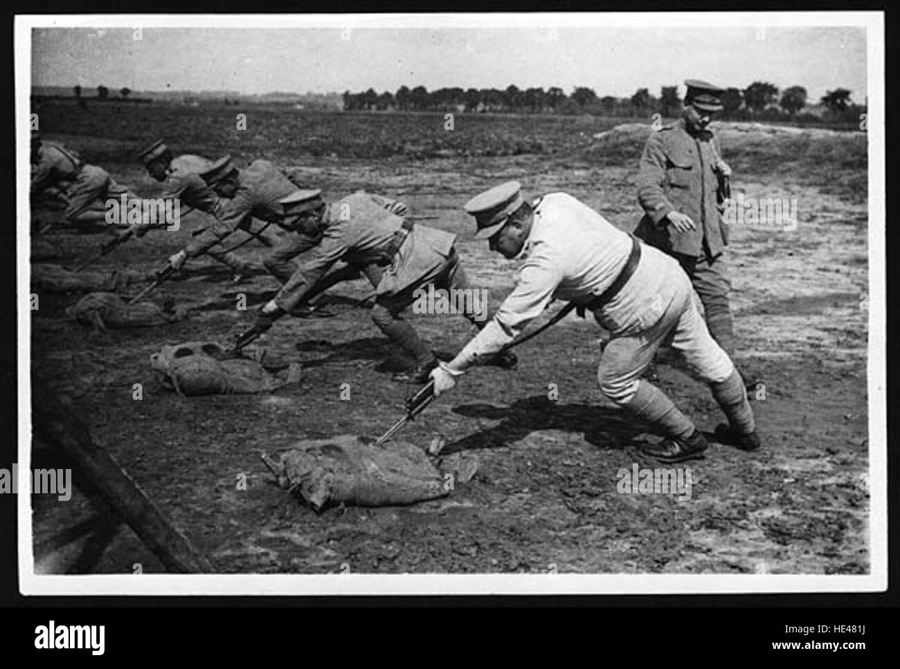 Dieses Bild zeigt portugiesische Offiziere, die im 19. Jahrhundert in Bajonettübungen verwickelt waren, was die Bedeutung des Hand-zu-Hand-Kampftrainings während dieser Zeit unterstreicht. Die Szene spiegelt die militärische Disziplin der damaligen Zeit wider. Stockfoto