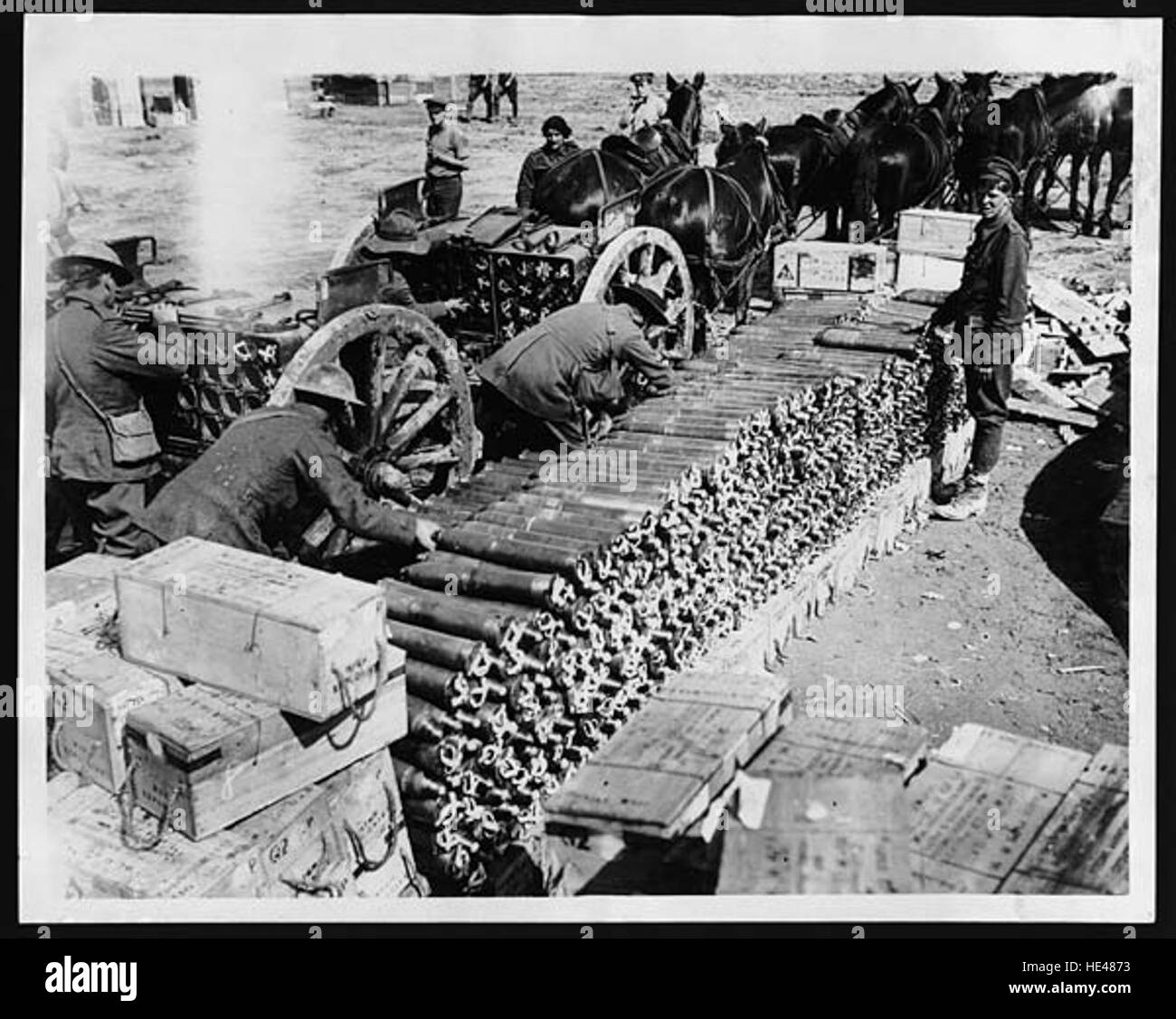 Ein Bild, das eine historische Munitionsdeponie zeigt und einen Einblick in die Aufbewahrungspraktiken der Militärs aus der Vergangenheit bietet. Das Foto betont den Umfang und die Organisation solcher Standorte während früherer Konflikte. Stockfoto