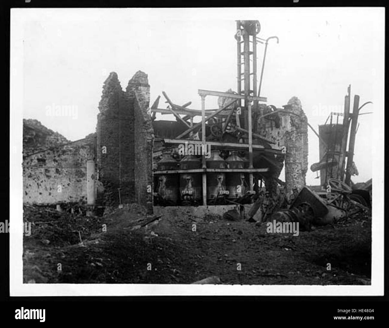 Ein historisches Bild, das britische Artillerieeinheiten zeigt, die deutsche Soldaten (auch Hunnen genannt) aus Serre während des Ersten Weltkriegs vertreiben. Die Szene erfasst die Intensität der Schlacht und die strategische Bedeutung der Artillerie im Konflikt. Stockfoto