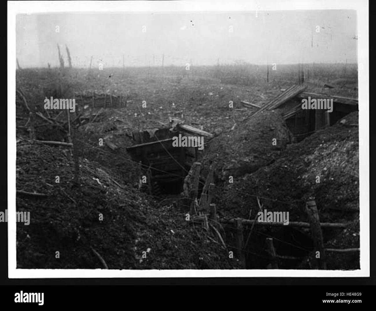 Ein historisches Bild, das einen Gefangenengraben an der Front vor der Schlacht von Gommecourt 1916 während des Ersten Weltkriegs zeigt. Der Graben gibt einen Einblick in die Bedingungen, denen Soldaten im Ersten Weltkrieg gegenüberstanden. Stockfoto