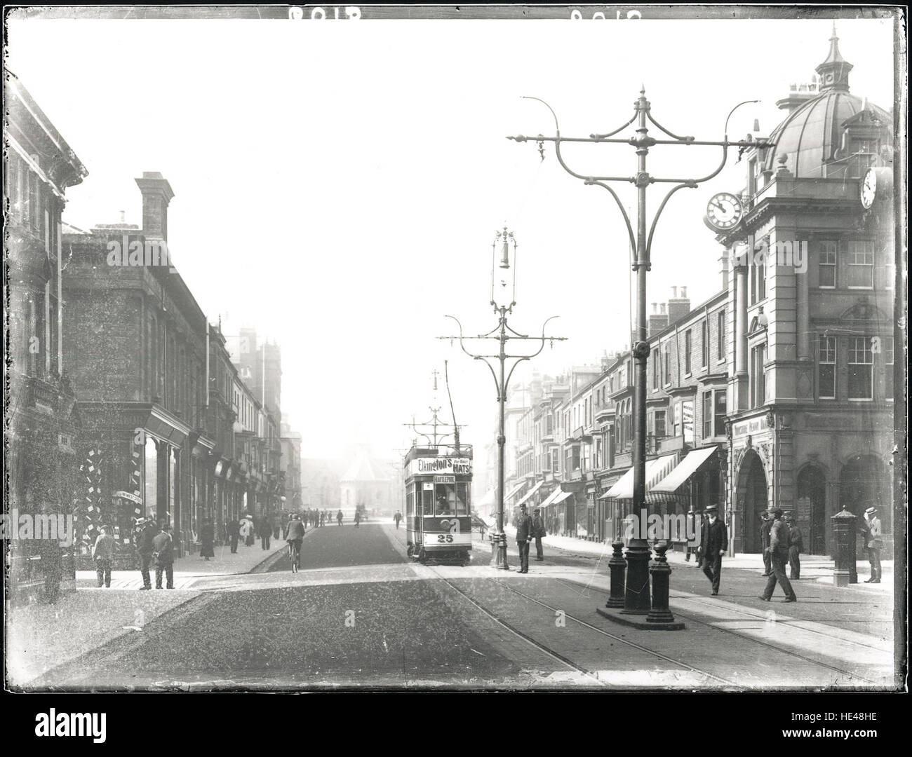 Ein historisches Schwarzweiß-Foto, das die Church Street in West Hartlepool während der viktorianischen Ära zeigt, zeigt die elektrische Straßenbahn und die Kirche, die die städtische Entwicklung und das tägliche Leben der Zeit widerspiegelt. Stockfoto