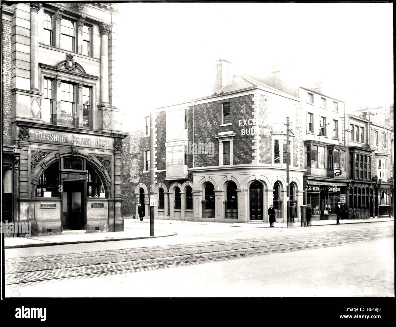 Dieses Schwarzweiß-Foto zeigt eine historische Szene in der Church Street in Hartlepool mit einer Straßenbahn aus der viktorianischen Zeit und bemerkenswerten Gebäuden aus dieser Zeit. Stockfoto