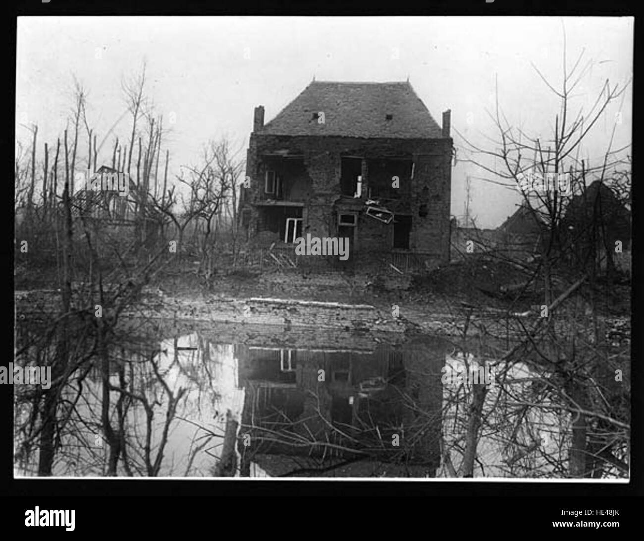 Dieses Bild zeigt eine Ruine in Le Barque, die einen historischen Moment des Verfalls und den Einfluss der Zeit auf die Architektur feststellt. Die Ruinen spiegeln den Lauf der Zeit wider und bieten einen Einblick in das vergangene Leben der Gegend. Stockfoto