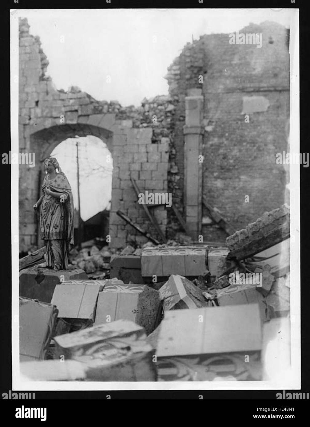 Die Ruine der Kirche Hervilly, ein architektonisches Überbleibsel der Vergangenheit, steht als Zeugnis historischer Zeiten. Seine verfallene Struktur erinnert an ein Gefühl vergangener Epochen und den Verlauf der Zeit in der französischen Geschichte. Stockfoto