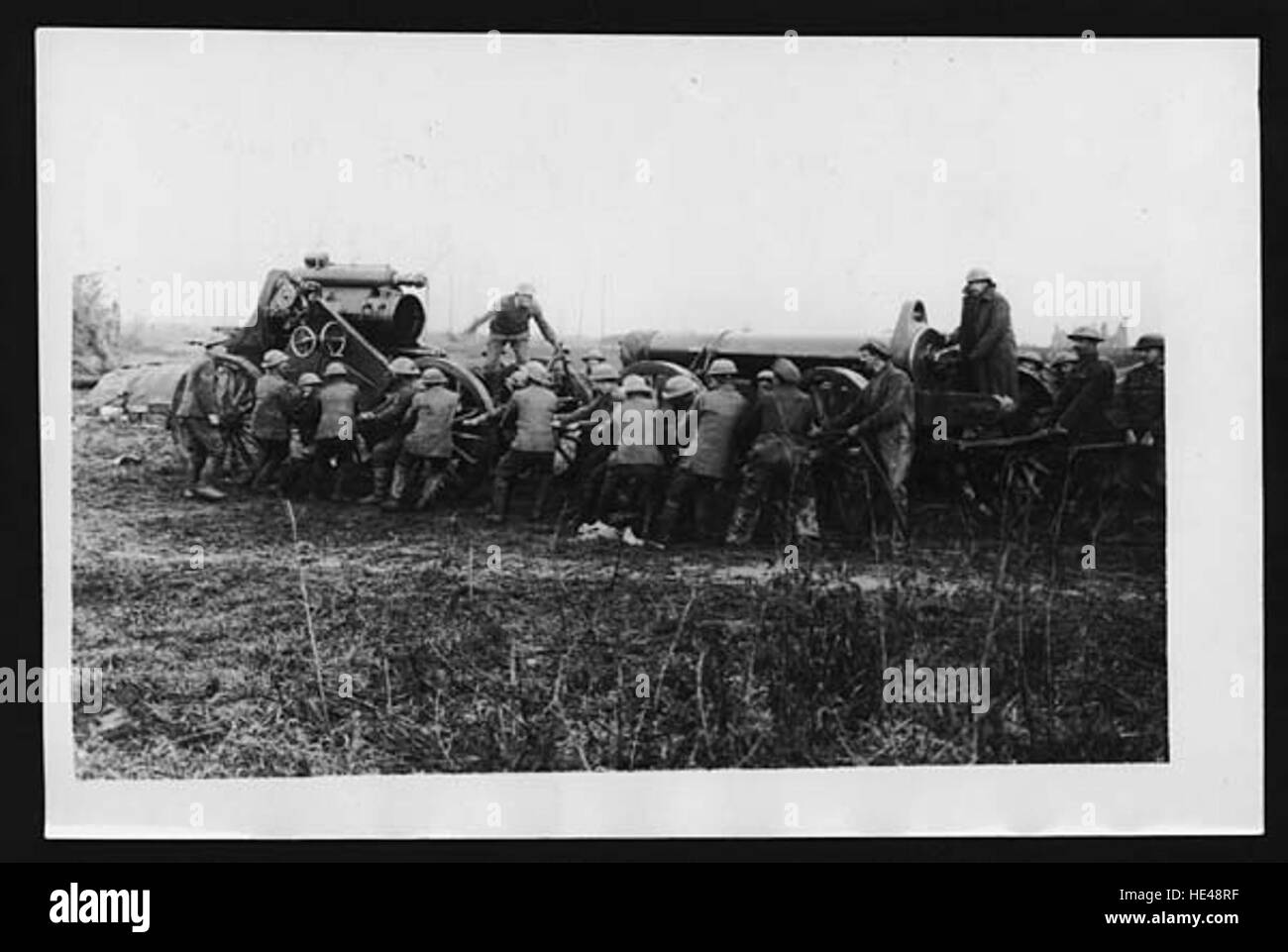 Dieses historische Bild mit dem Titel „Moving Up the Big Guns“ zeigt einen Moment in der Militärgeschichte, in dem Artillerie bewegt oder positioniert wird, was militärische Strategien aus vergangenen Konflikten widerspiegelt. Stockfoto