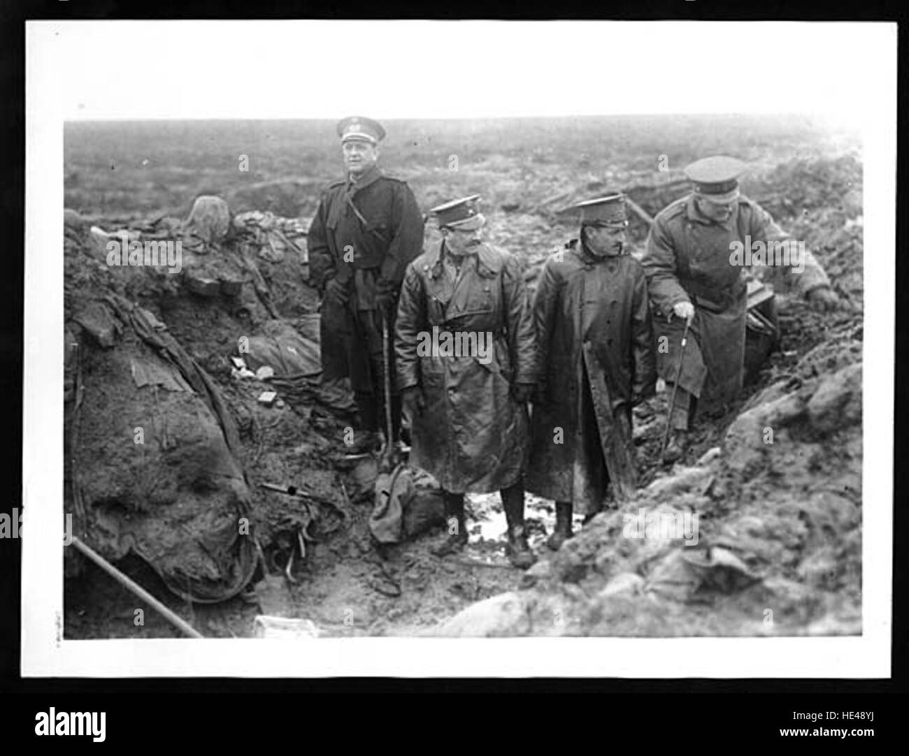 Dieses historische Bild zeigt spanische Offiziere in einem deutschen Graben während des Krieges. Das Foto gibt einen Einblick in die Bedingungen des Grabenkriegs und zeigt die Militäruniformen und -Taktiken der Zeit, mit einem Fokus auf die Interaktion zwischen Offizieren in dieser erfassten Position. Stockfoto