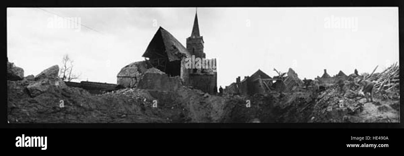 Dieses Bild zeigt die Folgen einer Minenexplosion, die die Deutschen wahrscheinlich während des Ersten oder Zweiten Weltkriegs unter einer Straße gesetzt haben. Die Schäden, die durch solche Sprengstoffe verursacht wurden, waren beträchtlich, was oft zum Zusammenbruch der Infrastruktur führte und langfristige Auswirkungen auf die Landschaft und die Gemeinden hatte. Stockfoto