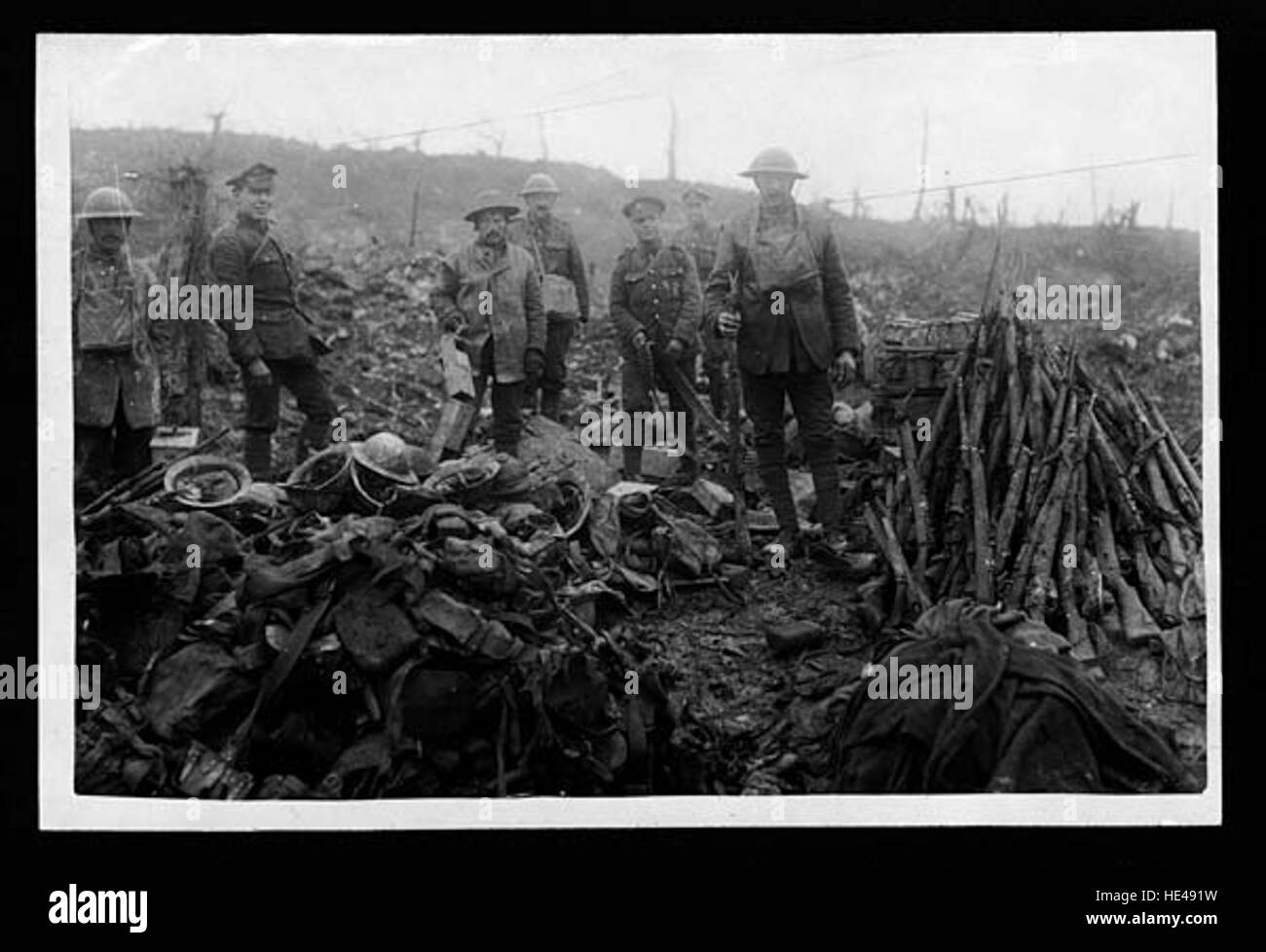 Die „Bergung des Schlachtfeldes bei Bapaume“ ist eine Darstellung der Nachwirkungen einer Schlacht aus dem Ersten Weltkrieg und unterstreicht die Zerstörung und düstere Stimmung des Ortes nach dem Konflikt. Stockfoto