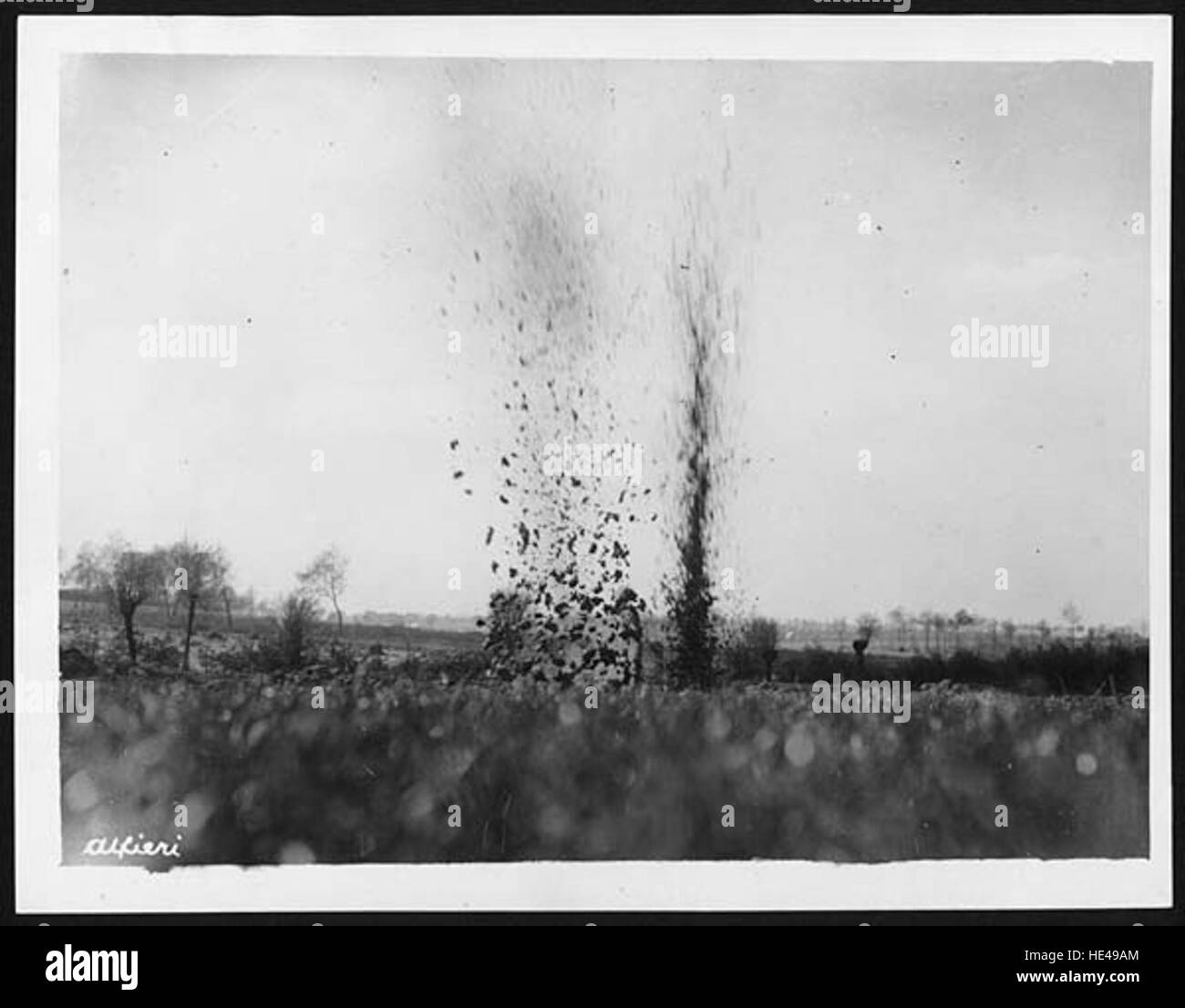 Dieses historische Bild zeigt eine deutsche Granate, die während des Ersten Weltkriegs in der Nähe der alliierten Gräben explodierte. Das Foto zeigt den intensiven Artillerieaustausch an der Westfront und die Gefahren, denen Soldaten in den Gräben ausgesetzt sind. Stockfoto
