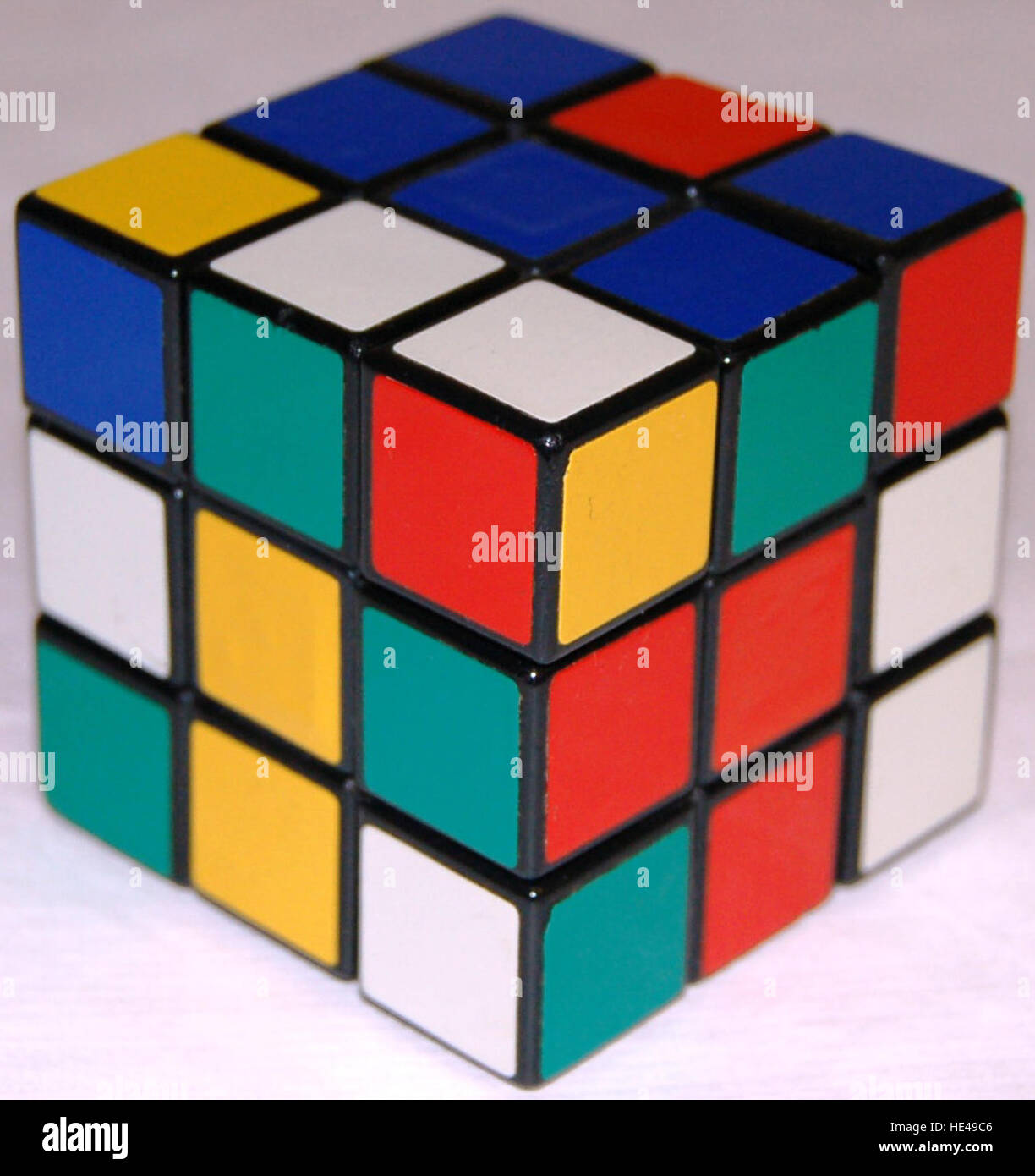 Ein historisches Bild des Rubik's Cube, ein 3 x 3-Puzzle, das 1974 vom ungarischen Architekten Erno Rubik erfunden wurde. In den 1980er Jahren wurde es zu einer globalen Sensation und symbolisierte sowohl eine Herausforderung als auch ein kulturelles Phänomen. Dieses ikonische Puzzle ist weiterhin ein Symbol für Problemlösung und geistige Beweglichkeit. Stockfoto