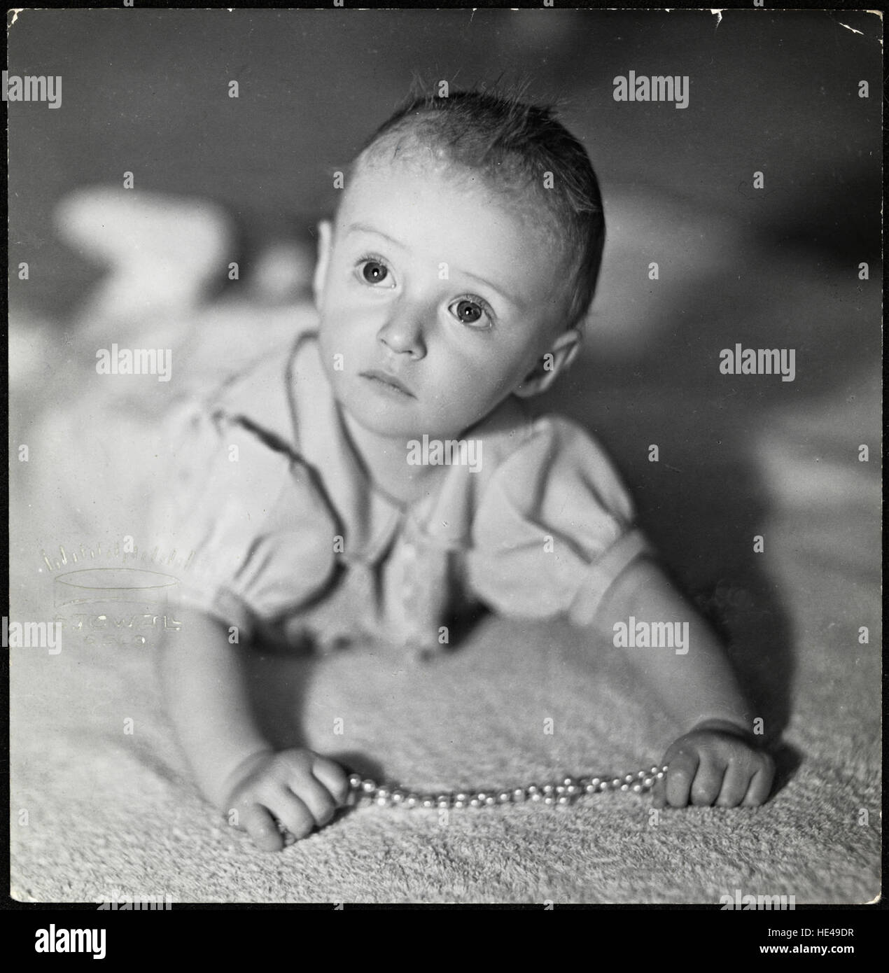 Dieses Porträt von Prinz Harald, dem späteren König Harald V. von Norwegen, aus dem Jahr 1937, fängt den jungen Prinzen in eleganter und würdevoller Pose ein. Das Foto stellt das königliche Erbe Norwegens dar und zeigt den zukünftigen Monarchen während seiner Kindheit. Stockfoto