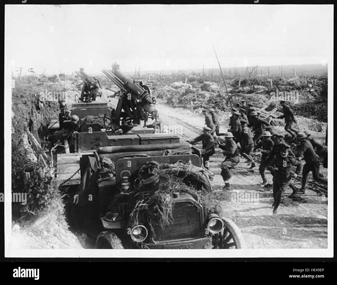 Das historische Foto zeigt Flugabwehrschützen, die während eines Luftkampfes aus dem Ersten Weltkrieg ein feindliches Flugzeug beobachten. Sie repräsentiert die militärische Bereitschaft und Wachsamkeit der Zeit. Stockfoto