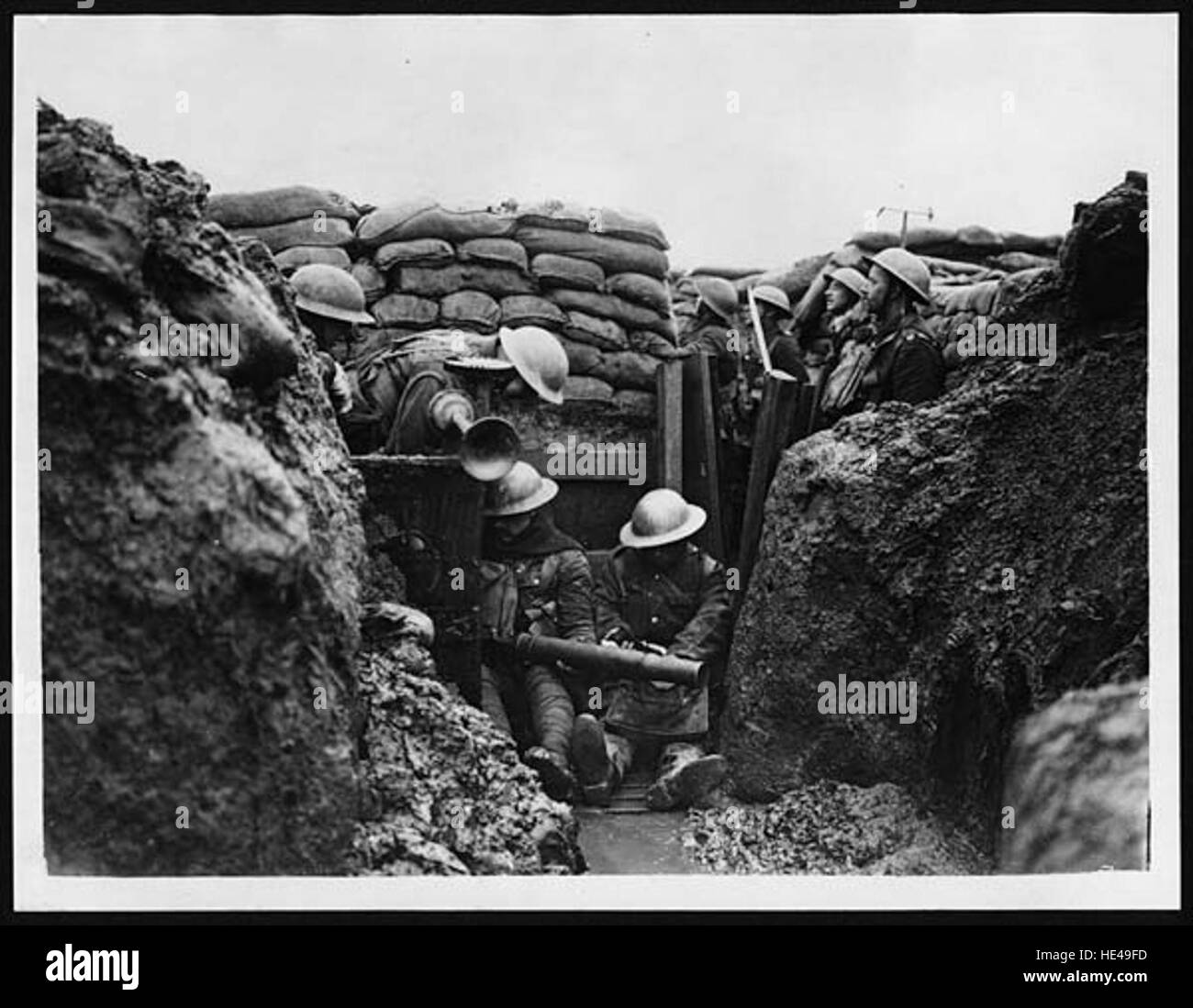 Reinigung von Lewis gun - beachten Sie das Nebelhorn für Gasalarm Stockfoto