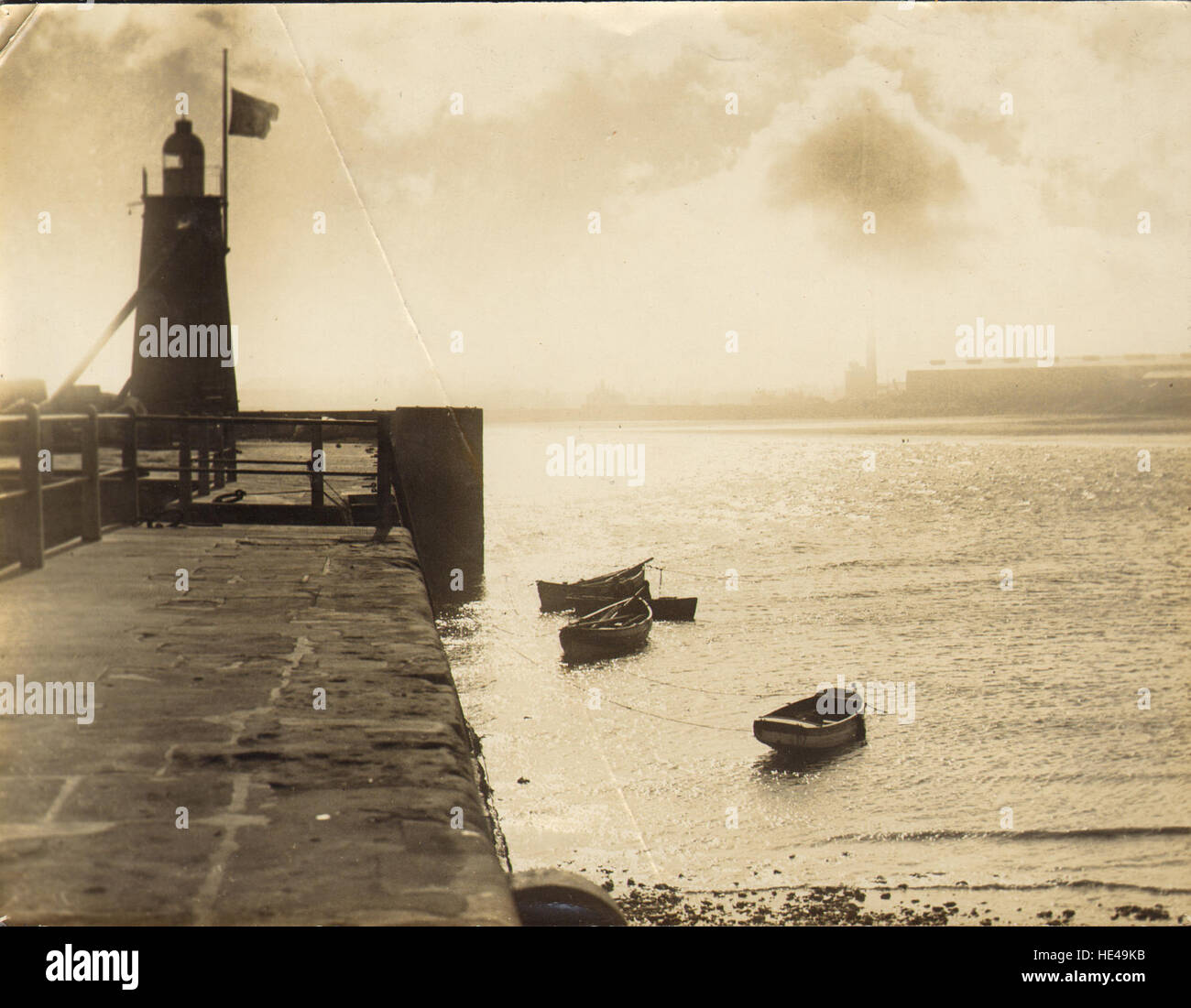 Dieses historische Bild des Leuchtturms am Hartlepool Headland zeigt das ikonische Gebäude an der Nordseeküste Englands. Der Leuchtturm hat seit Jahrhunderten den Seeverkehr geleitet und ist ein Symbol des Küstenerbes der Region. Stockfoto