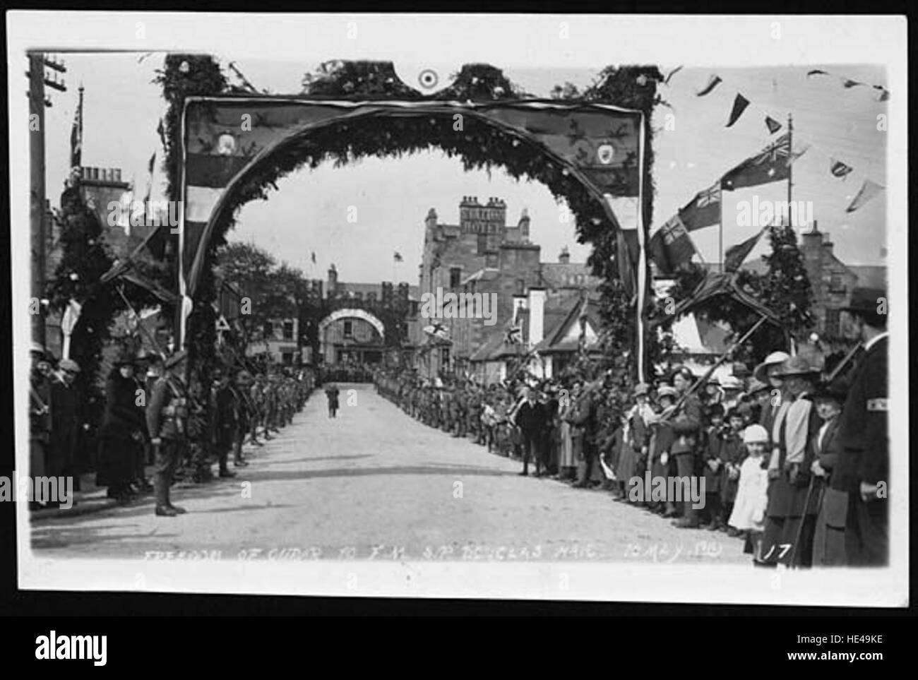 Dieses historische Bild zeigt die zeremonielle Gewährung der Cupar-Freiheit an Feldmarschall Sir Douglas Haig, eine bemerkenswerte Persönlichkeit in der britischen Militärgeschichte. Das Bild zeigt die bedeutende militärische und bürgerliche Ehre, die Haig für seine Führung während des Ersten Weltkriegs verliehen wurde Stockfoto