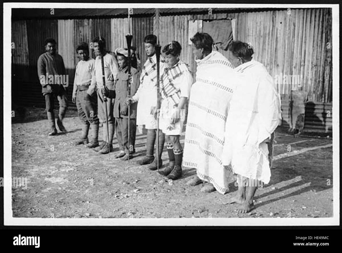 Der Begriff „Ostindianer“ bezieht sich auf die Regionen und Kulturen Süd- und Südostasiens, die häufig in Kolonial- und Handelskontexten erforscht werden. Historische Bilder aus diesen Regionen geben Einblicke in die Handelsrouten, den kulturellen Austausch und die Geschichte der Kolonialzeit, die das Gebiet geprägt haben. Stockfoto