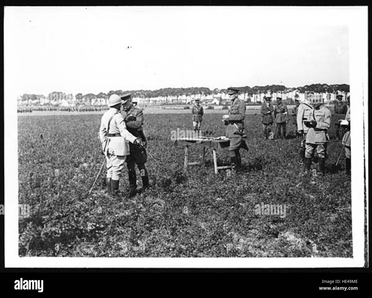 Dieses historische Bild zeigt Douglas Haig, einen Offizier der britischen Armee, der mit englischen militärischen Ehren dekoriert ist. Haig war während des Ersten Weltkriegs eine prominente Persönlichkeit und seine Auszeichnungen spiegeln seine bedeutende Rolle und seinen Beitrag im Militär wider. Stockfoto