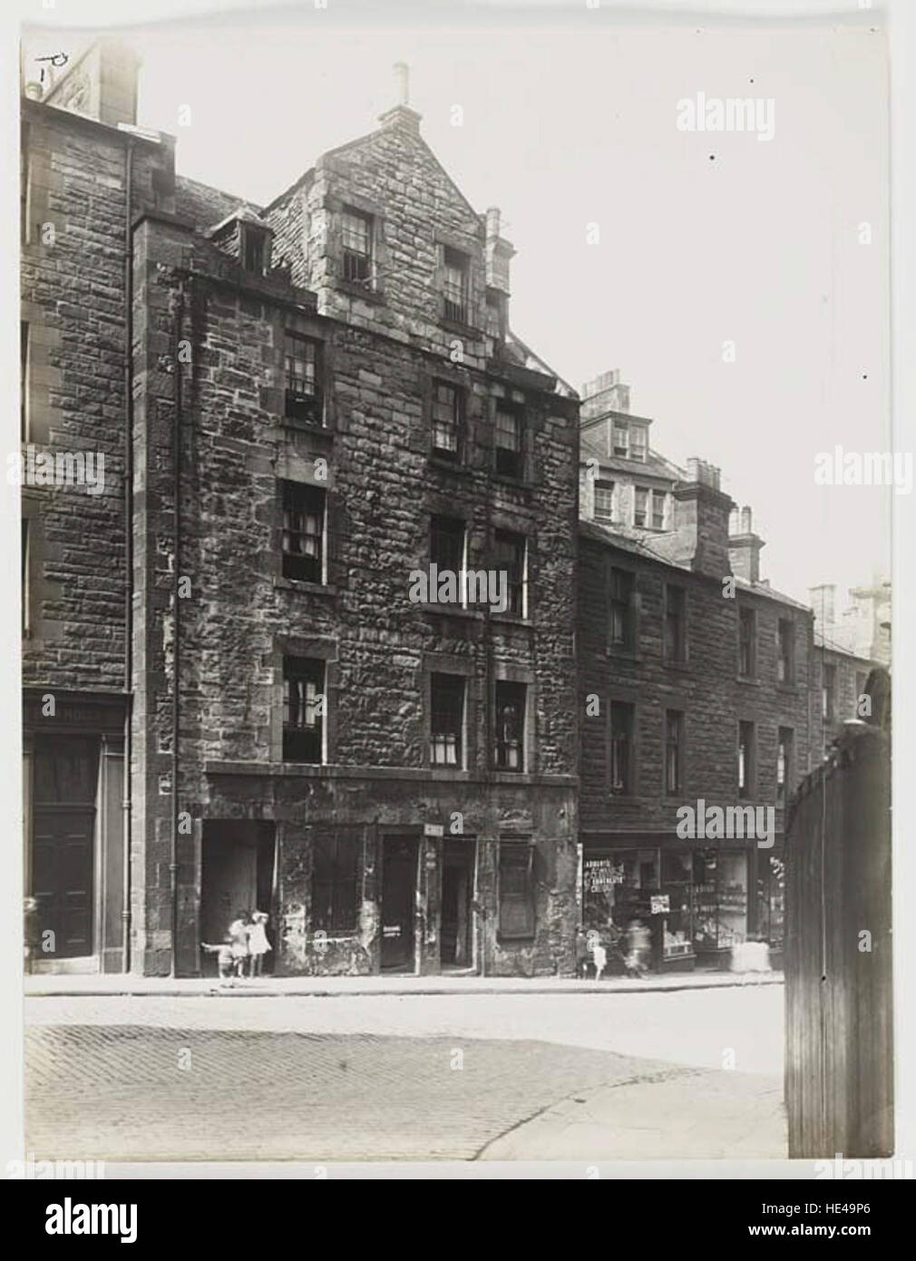 Das Bild zeigt die historische Umgebung von Pleasance zwischen 17-21 im 17. Jahrhundert und bietet einen Einblick in das Leben und die Architektur dieser vergangenen Zeit. Die Szene spiegelt den sozialen und architektonischen Kontext der Zeit wider. Stockfoto