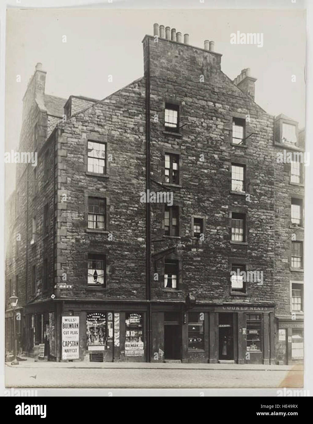 Dieses Bild zeigt eine historische Ansicht von 1-3 West Adam Street und Roxburgh Place in London und zeigt die Architektur des frühen 20. Jahrhunderts und die bedeutende Transformation der Gegend im Laufe der Zeit. Stockfoto